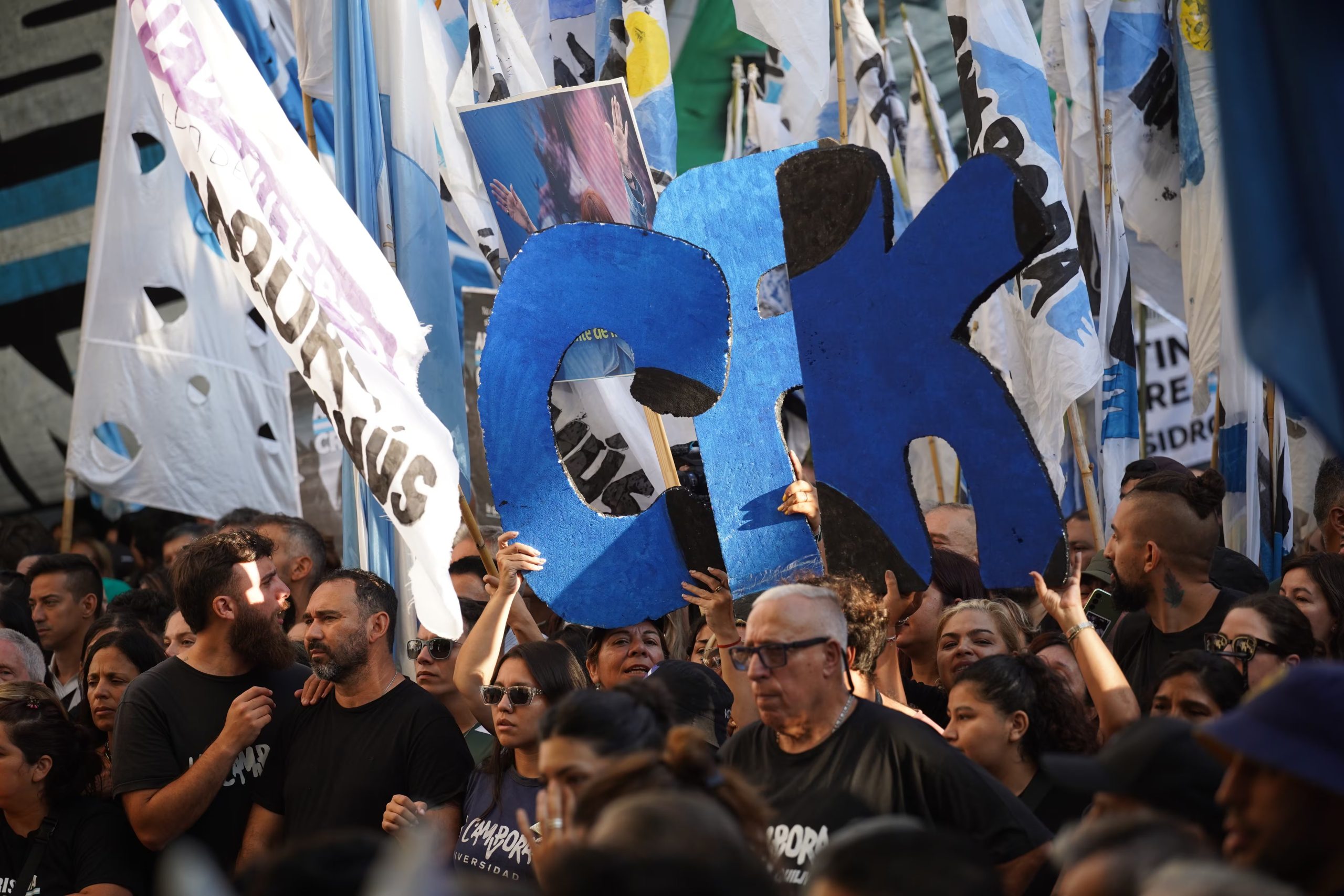 Una movilización se acercó a la puerta del domicilio de Cristina Kirchner, en Constitución, para mostrarle su apoyo antes de que vaya a comparecer en Comodoro Py