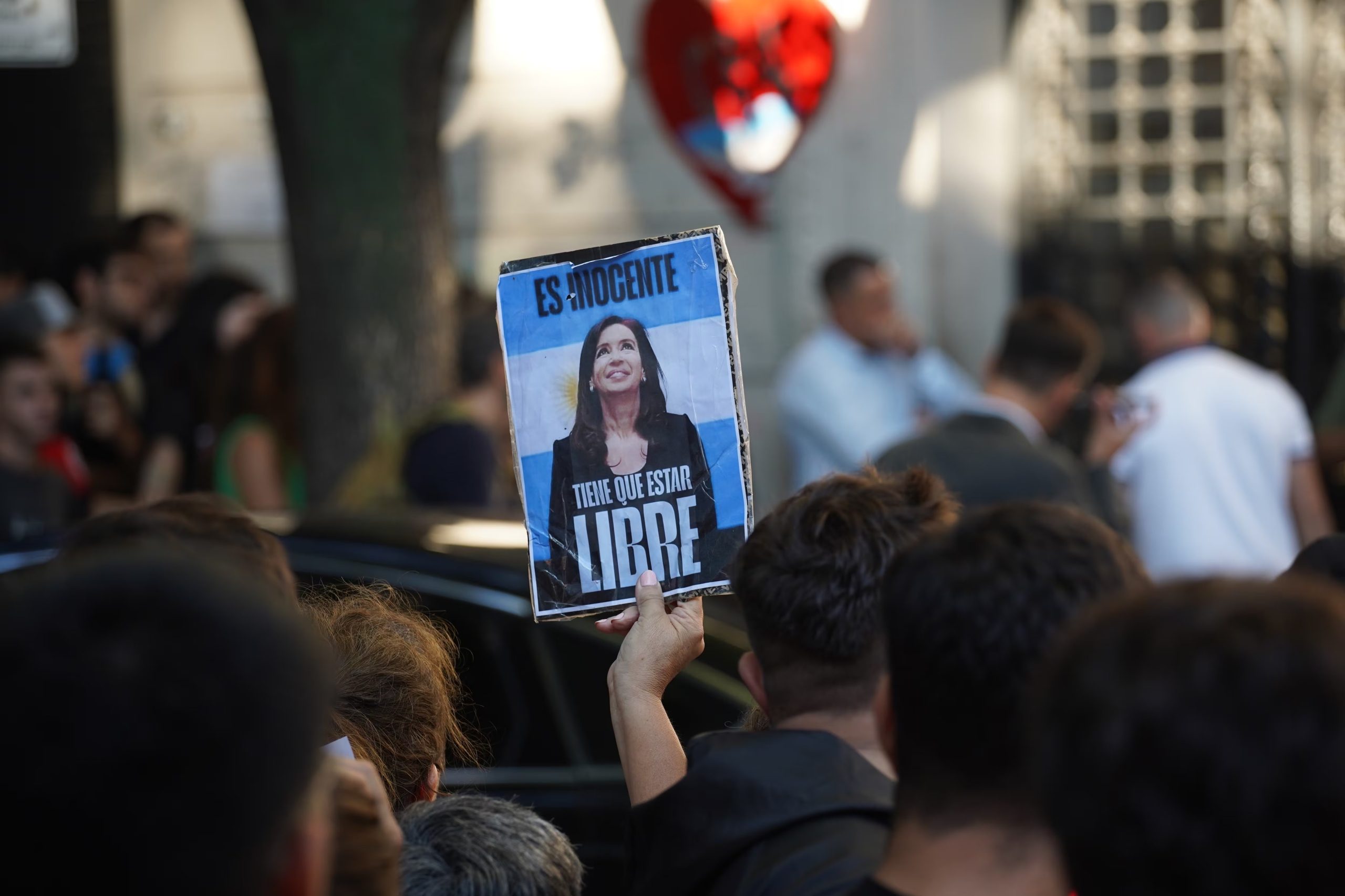 Algunas de las consignas que mostraron los militantes kirchneristas en apoyo a la expresidenta