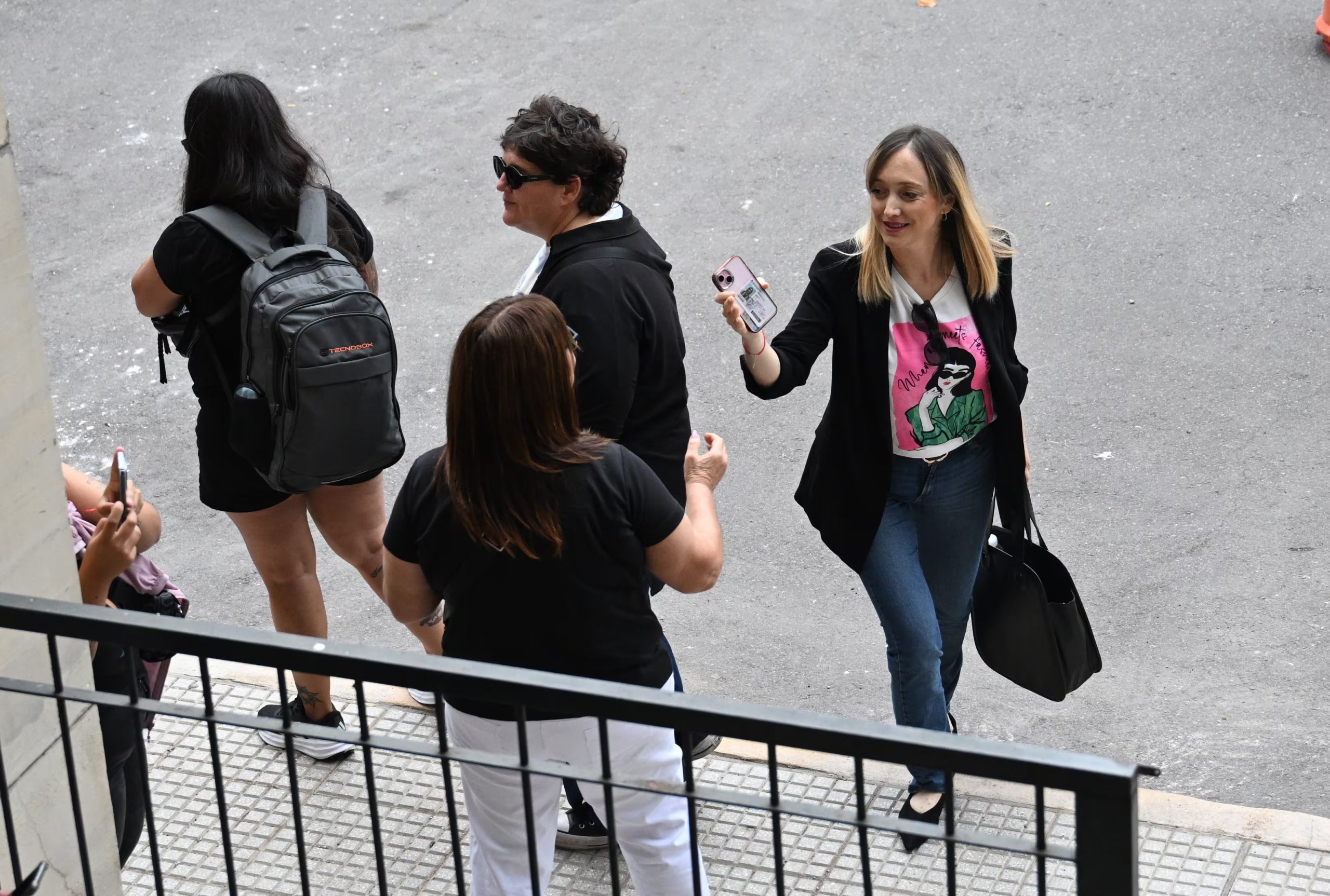 La senadora nacional Anabel Fernández Sagasti, en su llegada a los tribunales federales