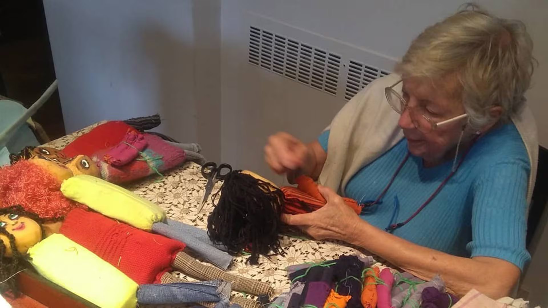 Durante 9 meses hicieron a diario una muñeca