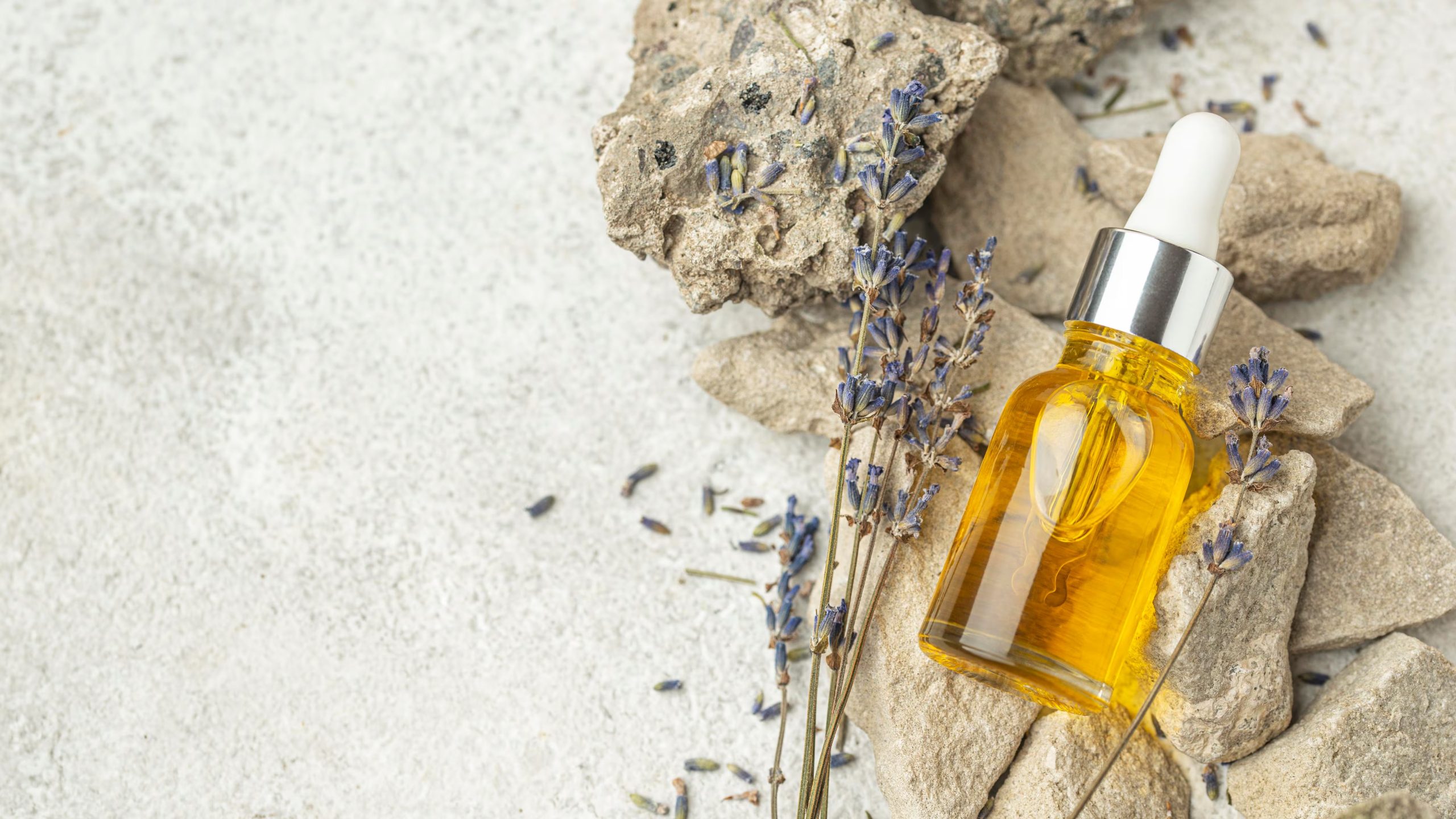 Los aceites esenciales, especialmente la lavanda, promueven la relajación y reducen la ansiedad como parte de estrategias naturales para mejorar el sueño (Freepik)