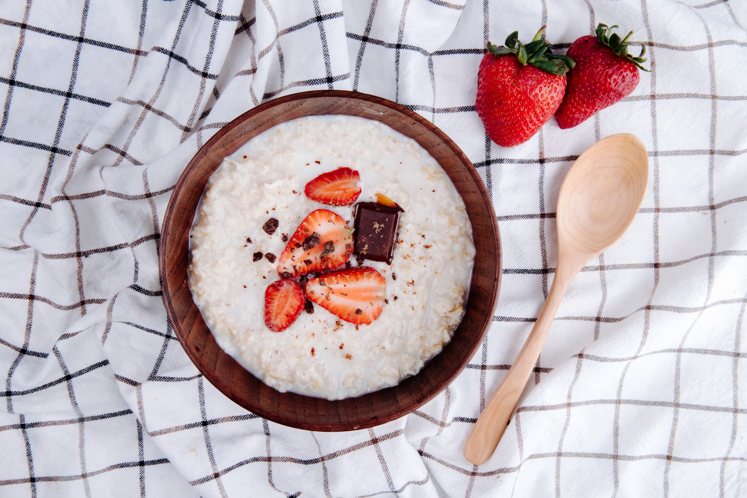 Porridge de avena con fresas y chocolate (Freepik)