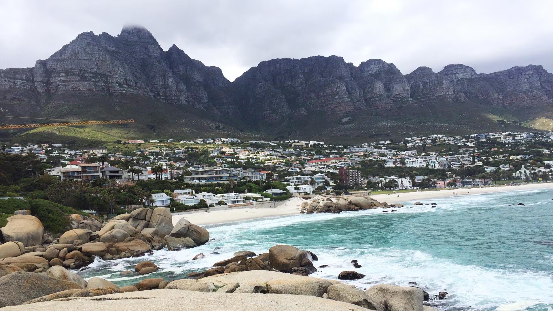 Sudáfrica y las olas del suspense Las playas de Muizenberg y los paisajes de Ciudad del Cabo inspiraron escenas de suspense en la obra de Christie, quien exploró Sudáfrica durante un extenso viaje.