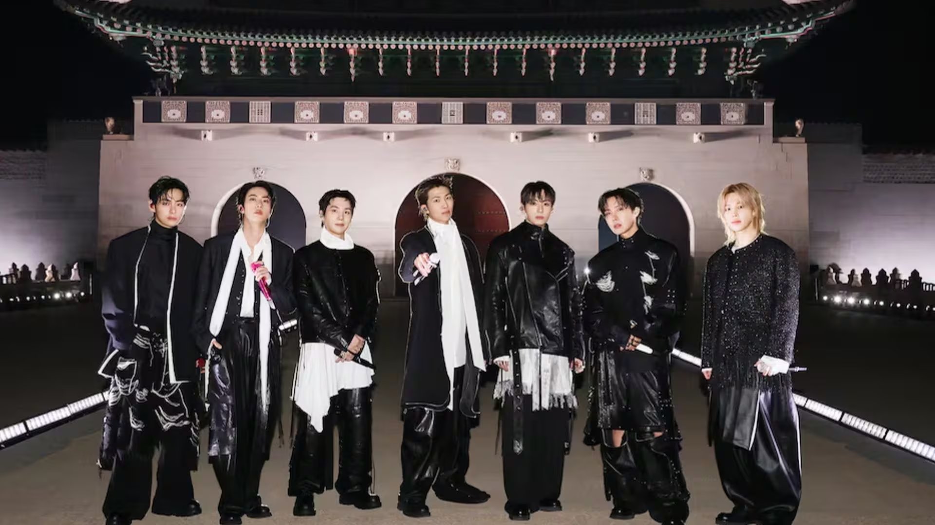 El grupo de K-pop BTS, incluyendo a RM, posa frente a un palacio coreano durante su presentación para el programa cultural internacional Arirang. (EFE)