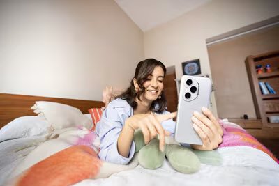 El uso acrítico de la inteligencia artificial se analiza en mesas de debate, donde expertos alertan sobre una dependencia creciente de la tecnología digital. |FUENTE HONOR
