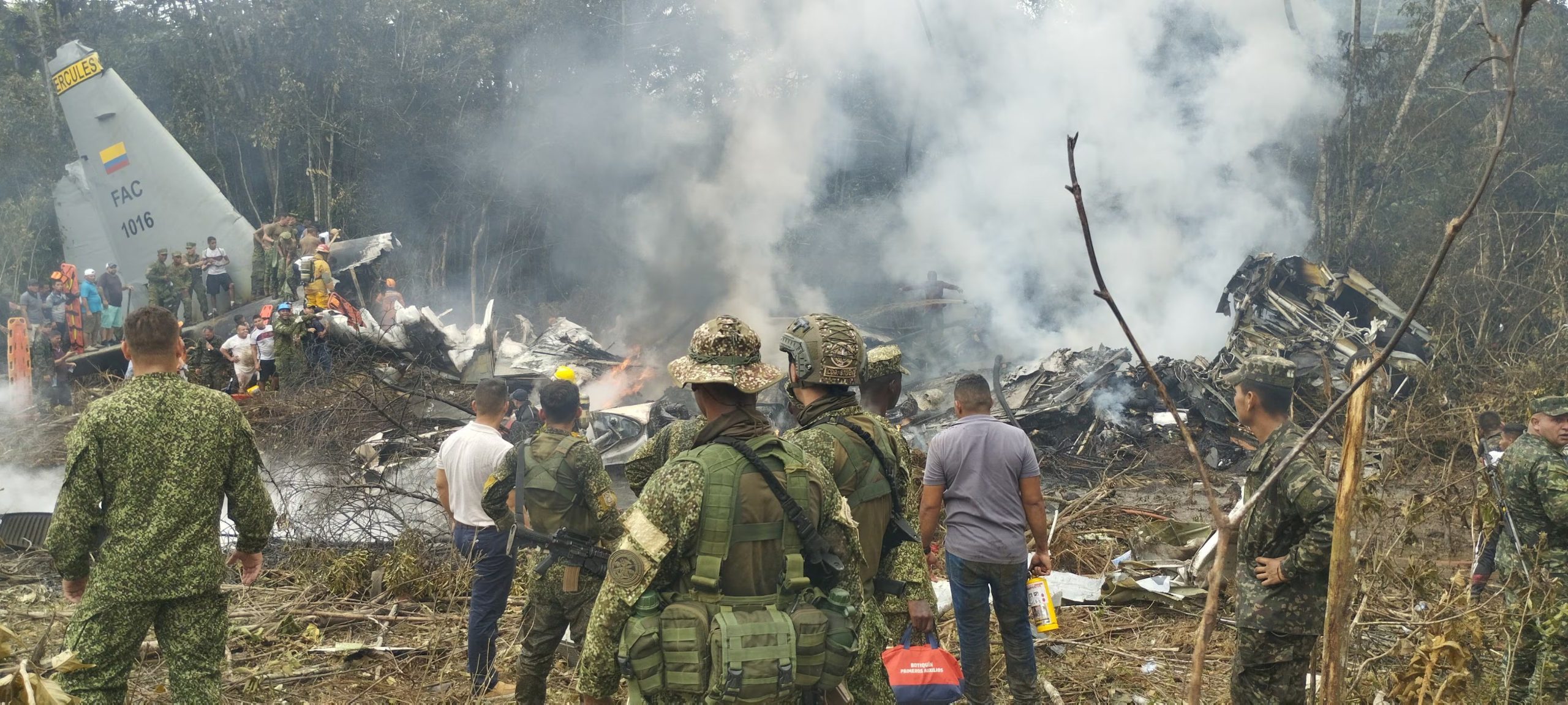 Parte de la munición transportada por la tropa detonó al incendiarse la aeronave, generando explosiones registradas en videos difundidos en redes sociales - crédito REUTERS
