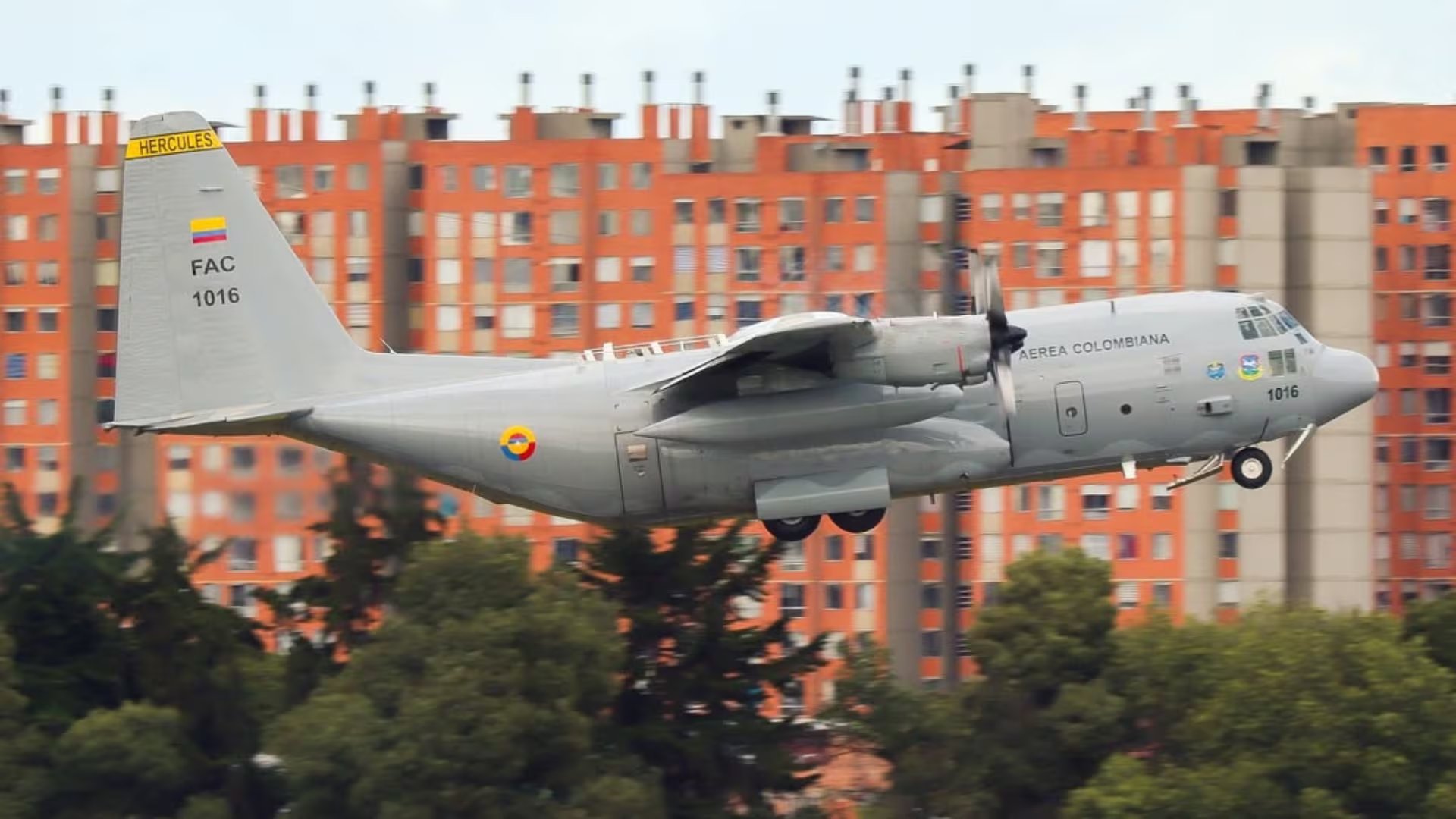 El desplome del Hércules C-130 ocurrió pocos minutos después del despegue, a solo 1,5 kilómetros del aeródromo de La Tagua - crédito @pepeanciraautosyaviones/Instagram