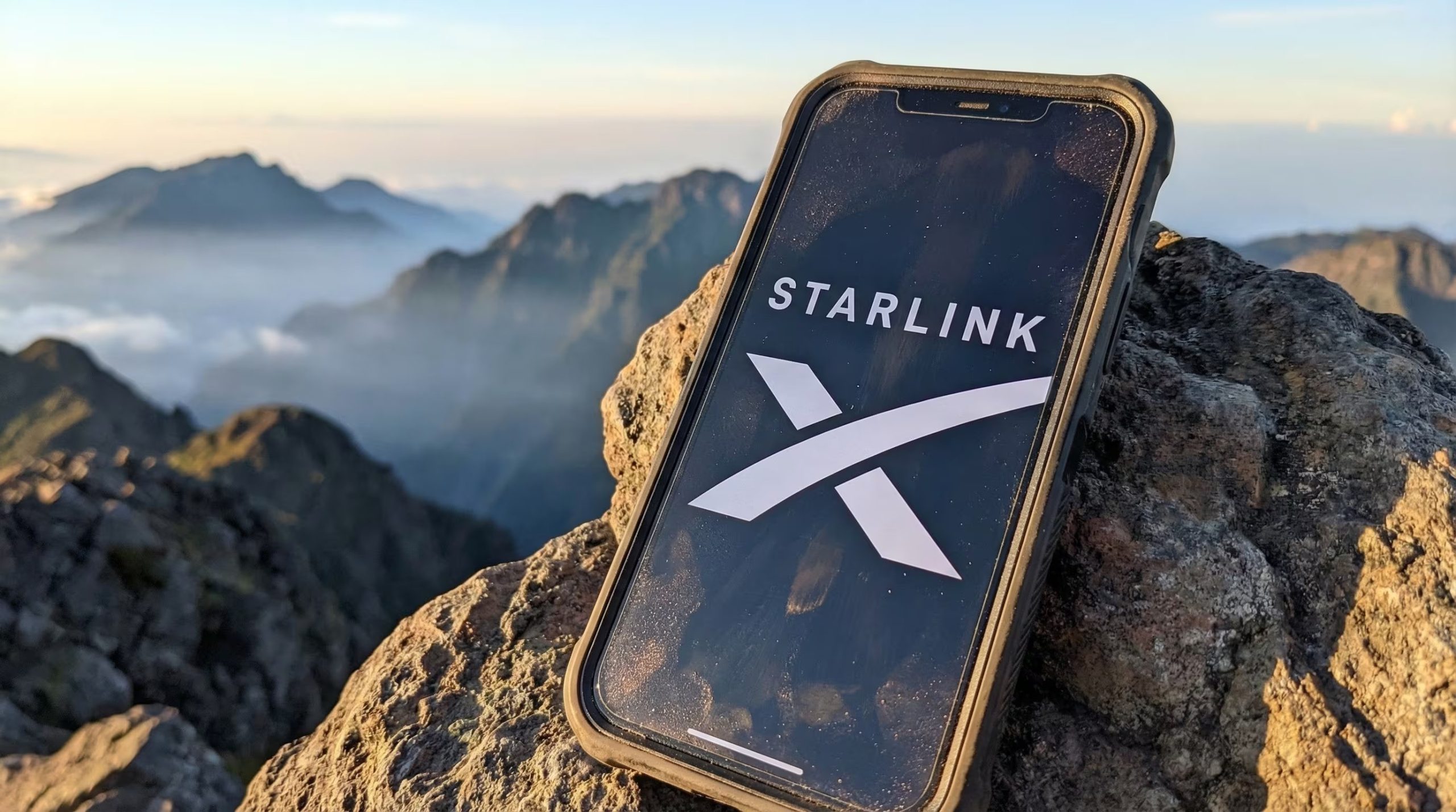 El sistema permite enviar mensajes de texto y compartir ubicación sin cobertura de red, función valiosa para emergencias en zonas apartadas. (Imagen Ilustrativa Infobae)