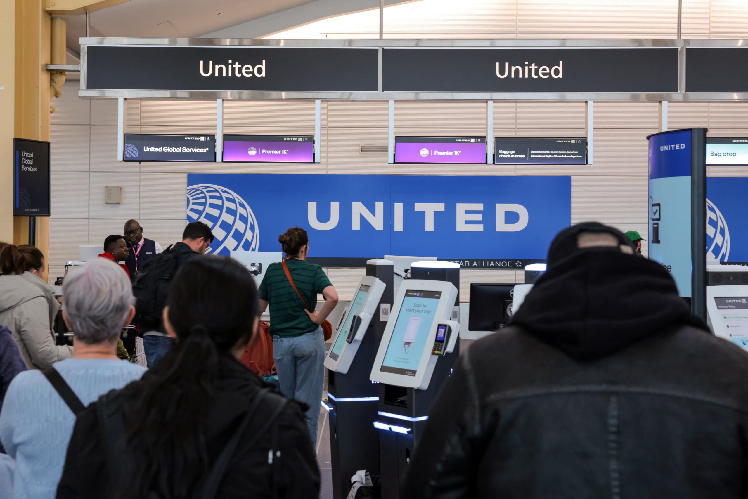 Filas de hasta tres horas y demoras sin precedentes afectan a los viajeros tras la falta masiva de personal de seguridad aeroportuaria en distintos puntos de Estados Unidos (REUTERS/Kylie Cooper)