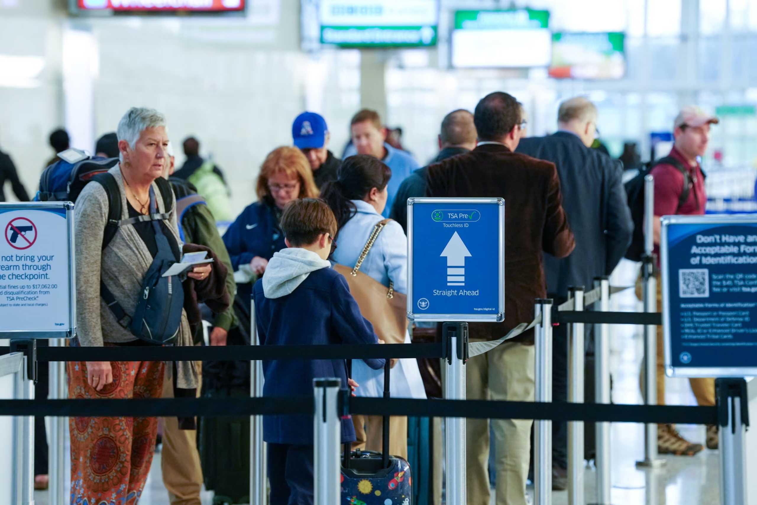 Más de 300 agentes de la TSA abandonan sus puestos a raíz del cese de pagos, impactando en la seguridad y el flujo de pasajeros en todo el país (REUTERS/Aaron Schwartz)