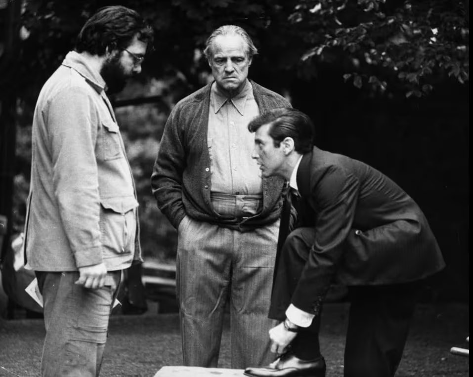 El director Francis Ford Coppola junto a Marlon Brando y Al Pacino. Un intervalo en el rodaje de 