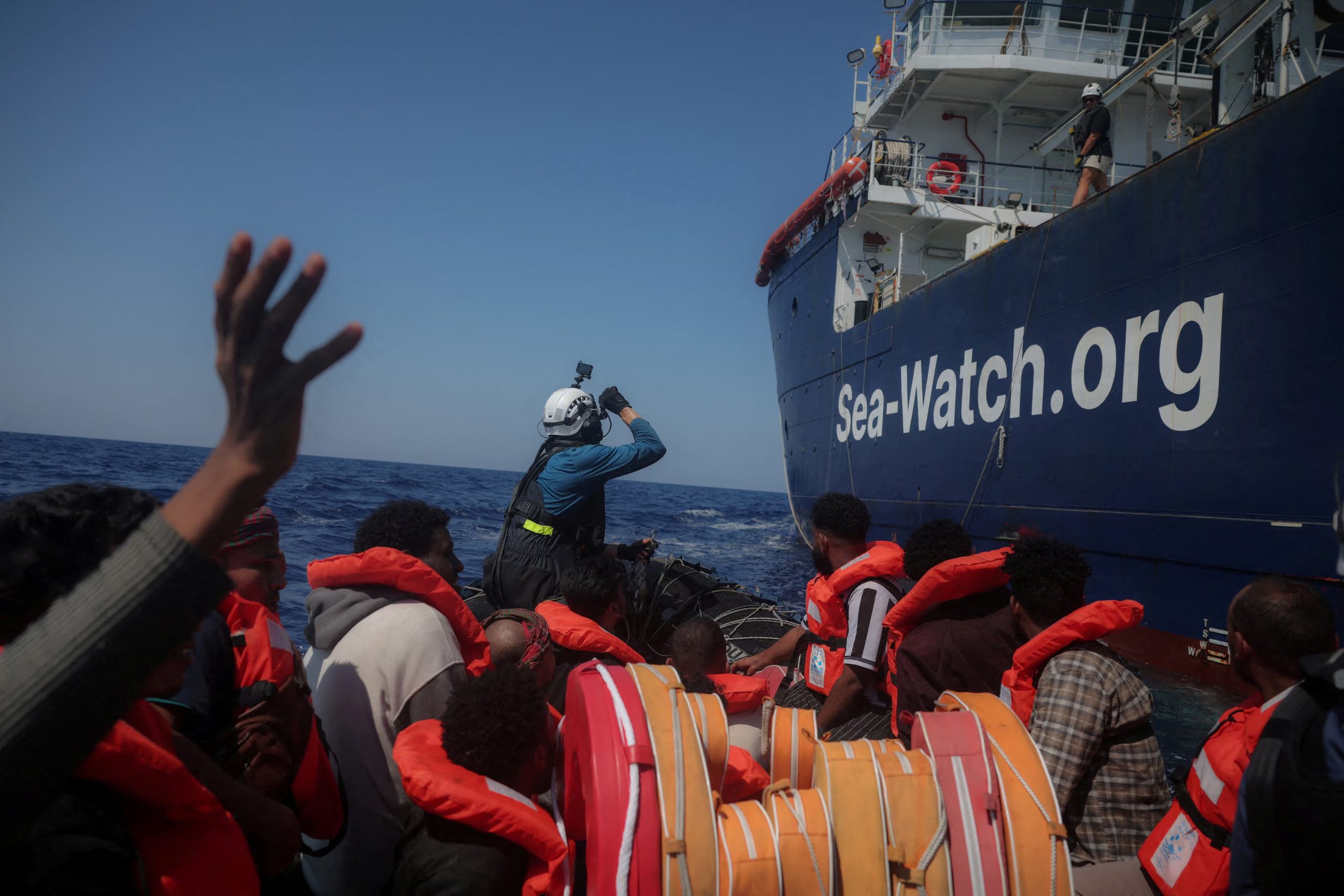 FOTO DE ARCHIVO: La ONG alemana Sea-Watch lleva a cabo una operación de rescate de migrantes a bordo de un barco abarrotado en el Mediterráneo frente a Libia, el 11 de agosto de 2025. REUTERS/Louisa Gouliamaki/Foto de archivo