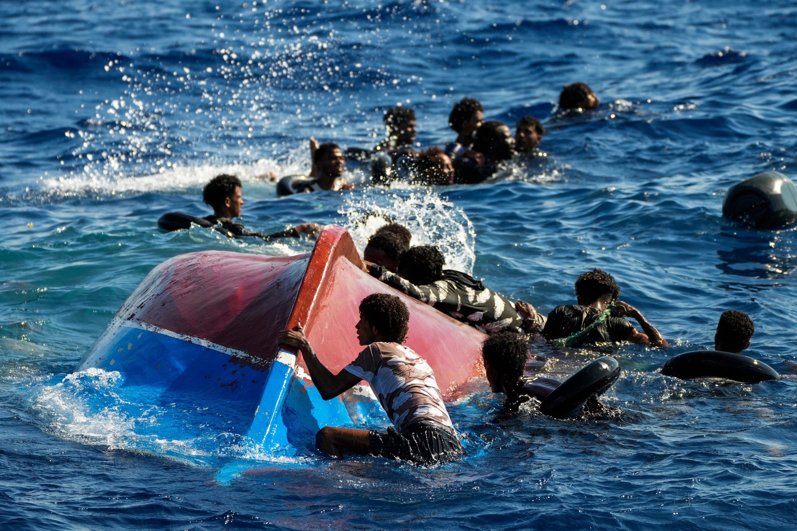 ARCHIVO - Migrantes de Siria y Libia que viajaban en un bote de madera piden ayuda mientras son asistidos por la ONG española Open Arms durante una operación de rescate dentro de la zona sur SAR de Malta, al sur de la isla italiana de Lampedusa en el Mediterráneo, el jueves 11 de agosto de 2022. (AP Foto/Francisco Seco)
