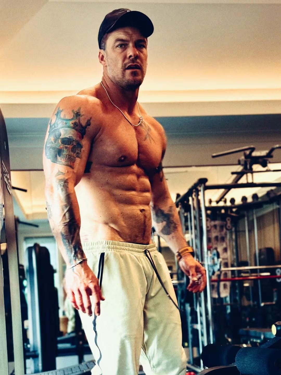 Alan Ritchson mide aproximadamente 1,95 metros y pesa 113 kilogramos, características que le valieron el papel por su similitud con el personaje (Instagram/@alanritchson)