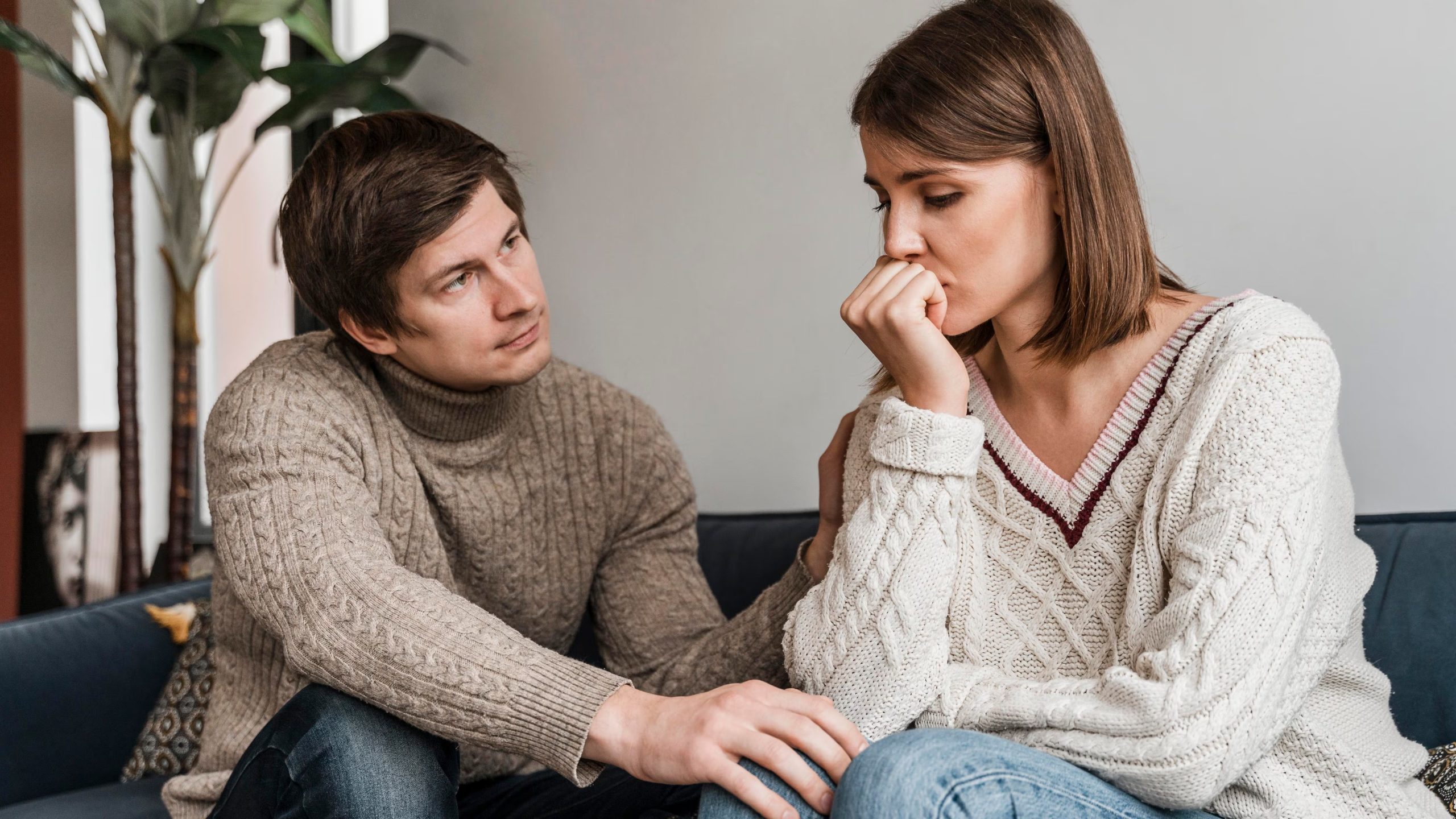 El miedo al abandono o la dificultad para poner límites dentro de una relación son patrones que influyen en la salud mental de las personas. (Freepik)