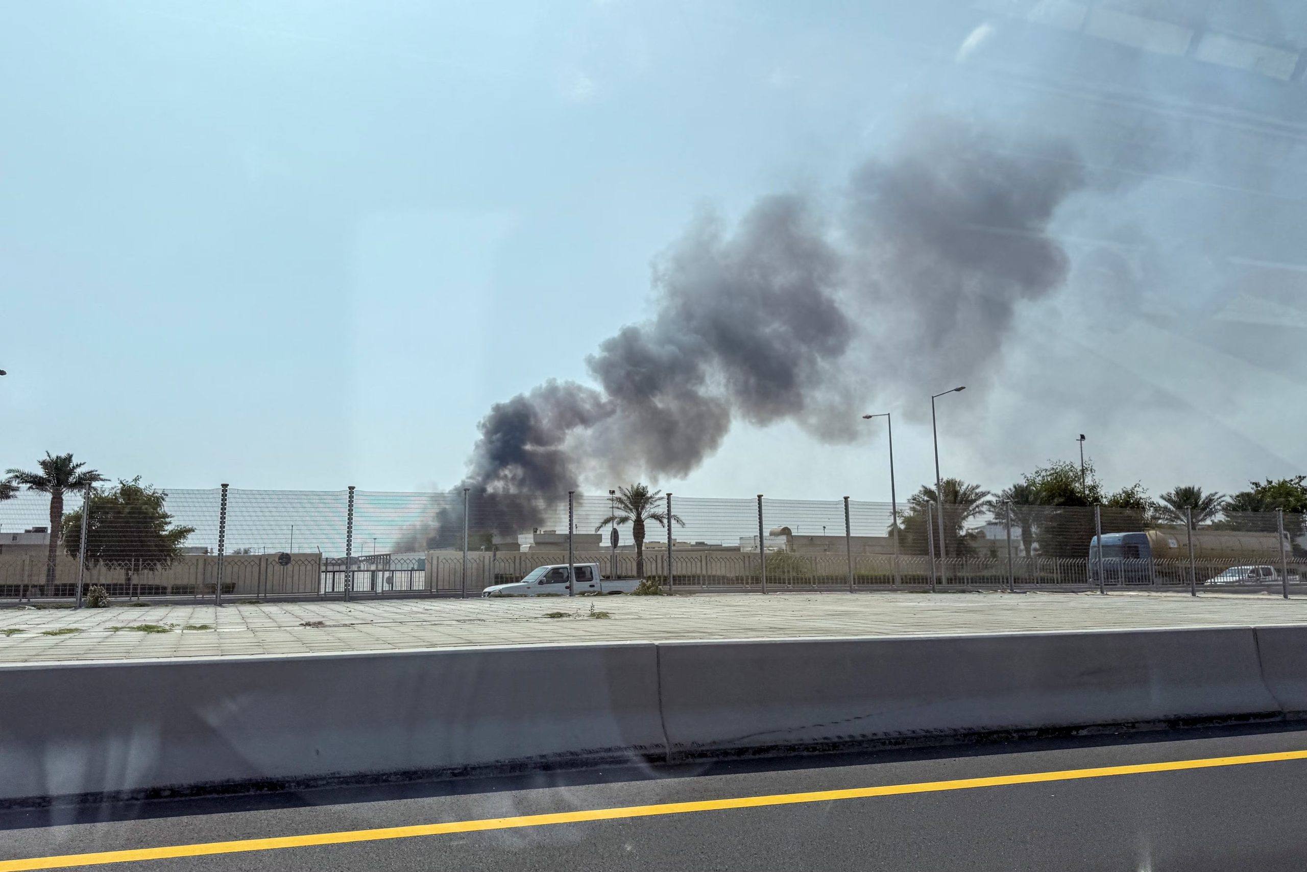 Humo se eleva sobre Doha tras los ataques iraníes con misiles y drones. Un sistema de radar de largo alcance resultó dañado en la base militar estadounidense de Al Udeid, la mayor instalación de EEUU en la región. (Reuters/Mohammed Salem)