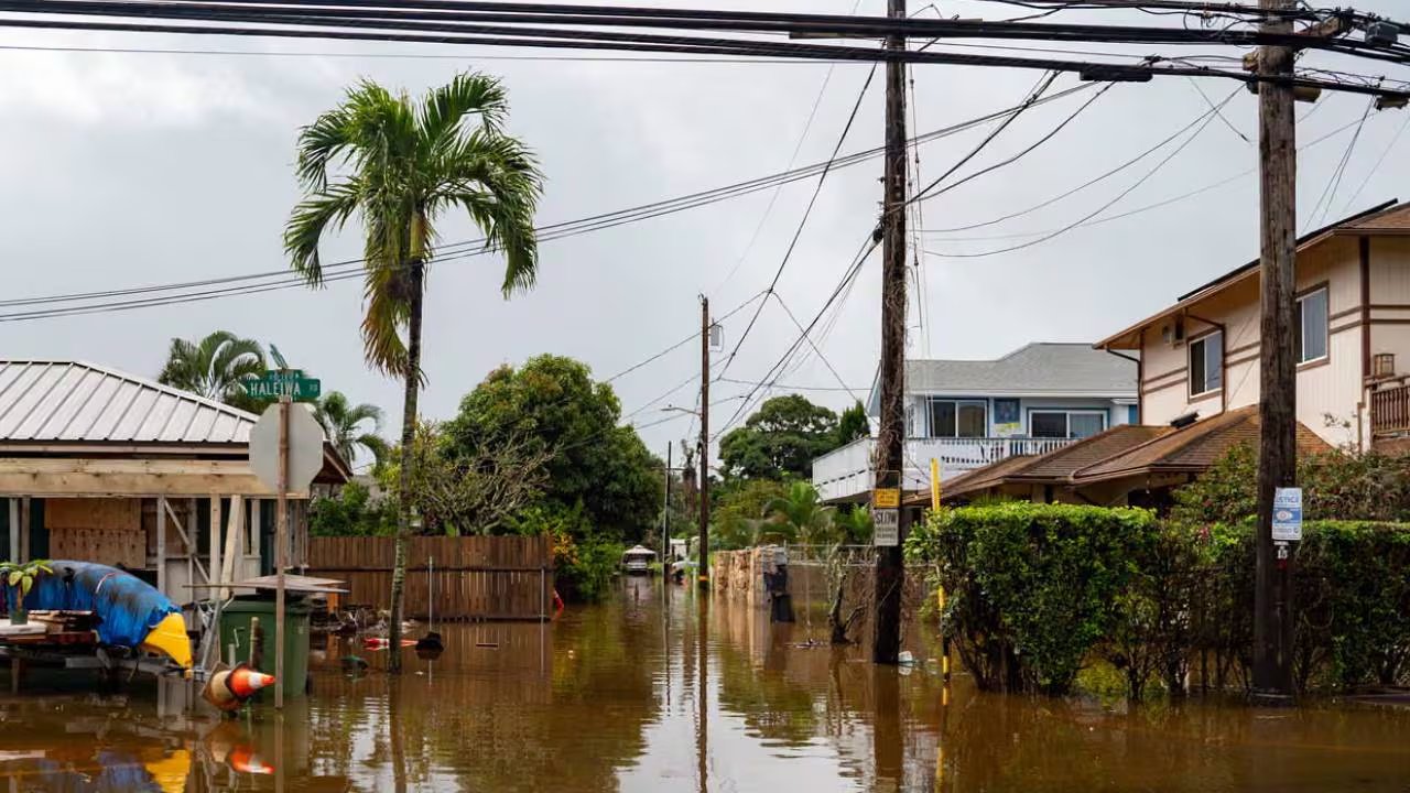 Más de 5.500 personas evacuadas en Haleiwa y Waialua ante la inminente amenaza de inundaciones por el desborde del embalse en Oahu.