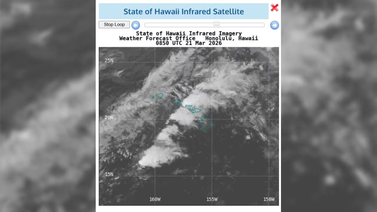 Una captura de pantalla muestra una imagen satelital infrarroja de la Oficina de Pronóstico del Tiempo de Honolulu, Hawái, que detalla la cobertura de nubes sobre las islas el 21 de marzo de 2026. (NWS)