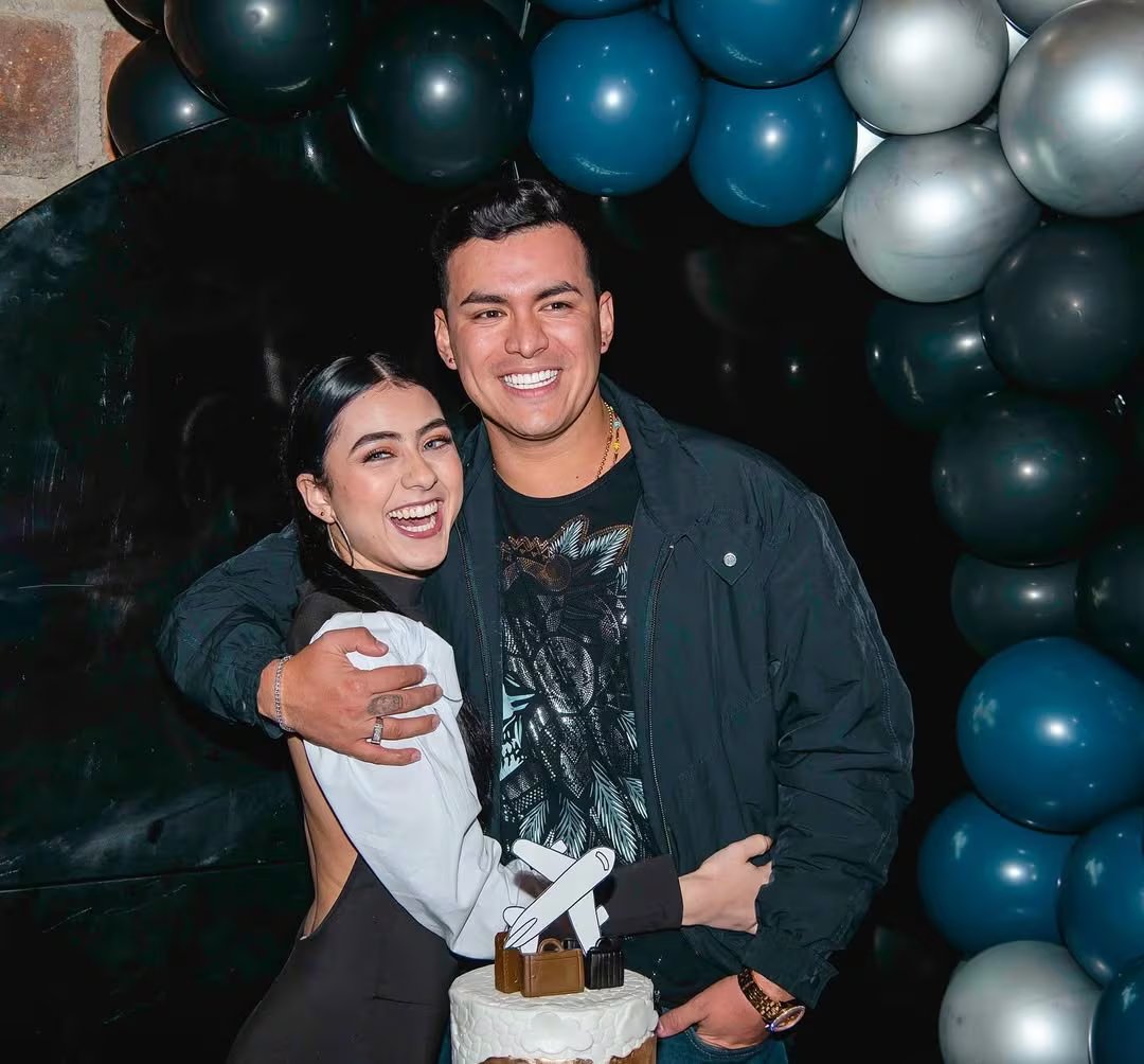 Heidy Jiménez, hermana de Yeison Jiménez, compartió una emotiva fotografía junto al artista para recordar su legado a dos meses de su partida - crédito @heidyjimenez38/ Instagram