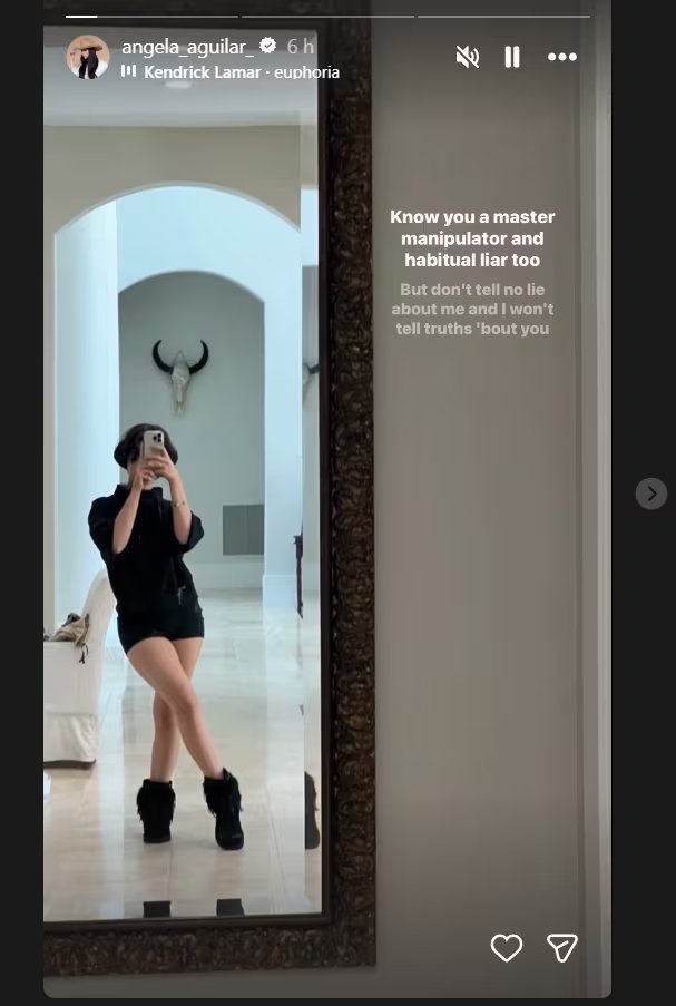 En medio de la controversia entre Nodal y Cazzu, Ángela mandó un mensaje.(Captura de pantalla @angela<em>aguilar</em>)» class=»aligncenter size-full» src=»https://kchcomunicacion.com/wp-content/uploads/2026/03/Angela-Aguilar-aclara-por-que-prefiere-no-responde-1.jpg» style=»width:100%; height:auto; margin-bottom: 20px;»/></p>
<h3>Su visión sobre el espectáculo y los medios</h3>
<p>En su mensaje, la artista también reflexionó sobre la constante presión mediática que la rodea y cómo la opinión pública afecta la imagen de las figuras públicas. <strong>Ángela Aguilar</strong> compartió una observación crítica sobre la industria del entretenimiento actual: </p>
<blockquote><p>“He entendido algo en este año y algunos meses: cuando el espectáculo es el negocio, la verdad estorba. El ruido se monetiza. La distorsión entretiene y la calma incomoda… mucho”</p></blockquote>
<p>.</p>
<p>Del mismo modo, la menor de la <strong>dinastía Aguilar</strong> justificó su decisión de no involucrarse en cada controversia que surge en las plataformas digitales. La intérprete manifestó que su silencio no es falta de capacidad de respuesta, sino una elección consciente. <strong>“He elegido no responder muchas veces. No por falta de argumentos, sino porque no todo merece convertirse en discusión pública. Los amo”</strong>, detalló para sus suscriptores directos.</p>
<h3>La indirecta a través de Euphoria</h3>
<p>La actividad de la cantante se extendió a su perfil de <strong>Instagram</strong>, donde publicó nuevamente la imagen desde el gimnasio junto a un enlace a su comunidad de <strong>WhatsApp</strong>. Lo que llamó la atención de sus seguidores fue la elección del tema <strong>“Euphoria”</strong> del rapero <strong>Kendrick Lamar</strong> como fondo musical. Esta canción es ampliamente conocida por ser una respuesta directa en la rivalidad artística que <strong>Lamar</strong> mantuvo con <strong>Drake</strong> durante el año <strong>2024</strong>.</p>
<p>Para enfatizar su mensaje, <strong>Ángela Aguilar</strong> seleccionó un fragmento específico de la letra que dice lo siguiente: </p>
<blockquote><p>“Fabricando historias sobre la familia porque escuchaste a Mister Morale. Un patético maestro manipulador, ahora puedo oler tus mentiras. No eres un rapero, eres un estafador con la esperanza de ser aceptado”</p></blockquote>
<p>.</p>
<p><img decoding=