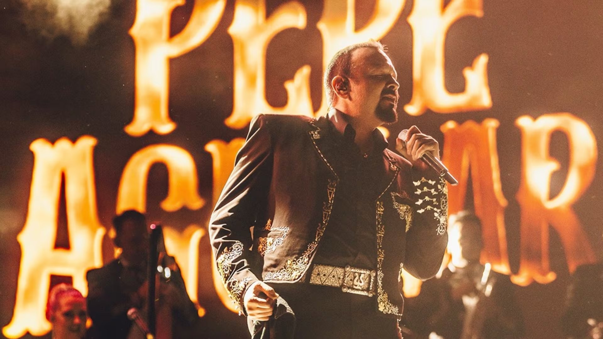 Ángela Aguilar compartió que no pudo contener las lágrimas durante el concierto de su padre, Pepe Aguilar, en el Rodeo Houston, donde expresó un profundo orgullo por su familia. (IG: @pepeaguilar<em>oficial // @angela</em>aguilar_)» class=»aligncenter size-full» src=»https://kchcomunicacion.com/wp-content/uploads/2026/03/Angela-expreso-orgullo-por-Pepe-Aguilar-y-confiesa-1.jpg» style=»width:100%; height:auto; margin-bottom: 20px;»/></p>
<p>Más allá de los reflectores y el escenario, la jornada incluyó momentos de convivencia íntima. La familia Aguilar contó con la presencia de <strong>Jomari Goyso</strong>, quien se encargó de preparar una tortilla española en el hogar familiar como parte de los festejos. <strong>Ángela Aguilar</strong> registró este detalle en un video corto con el mensaje: <strong>“Jomari nos hizo una tortilla hoy para celebrar”</strong>.</p>
<h3>Reflexiones sobre el valor de la familia</h3>
<p>Este ambiente de calidez hogareña motivó a la cantante a profundizar sobre la importancia de las relaciones interpersonales y el soporte emocional que recibe de sus allegados. </p>
<blockquote><p>“La verdad en esos momentitos es donde siento que todo se acomoda. La familia no es solo la de sangre, sino también la gente que elegimos, con la que nos sentimos tranquilos, sin tener que ser nada más que nosotros mismos. Esos ratos simples. Platicar sin prisa. Estar cerca de personas que nos hacen bien cambia todo. Te baja el ruido, te recuerda quién eres y te da un poquito de paz”</p></blockquote>
<p>, reflexionó la artista.</p>
<p>Para cerrar su intervención en redes, la menor de los Aguilar agradeció el respaldo que ha tenido tanto en su vida personal como profesional. </p>
<blockquote><p>“Gracias Dios por rodearme cada vez más de gente leal. Gente genuina. Por darme una familia tan unida y tan buena, que no busca nada más allá de estar… y apoyar. Gracias angelitos por darme tanto amor y por estar conmigo, siempre”</p></blockquote>
<p>, sentenció con gratitud.</p>
<p><img decoding=