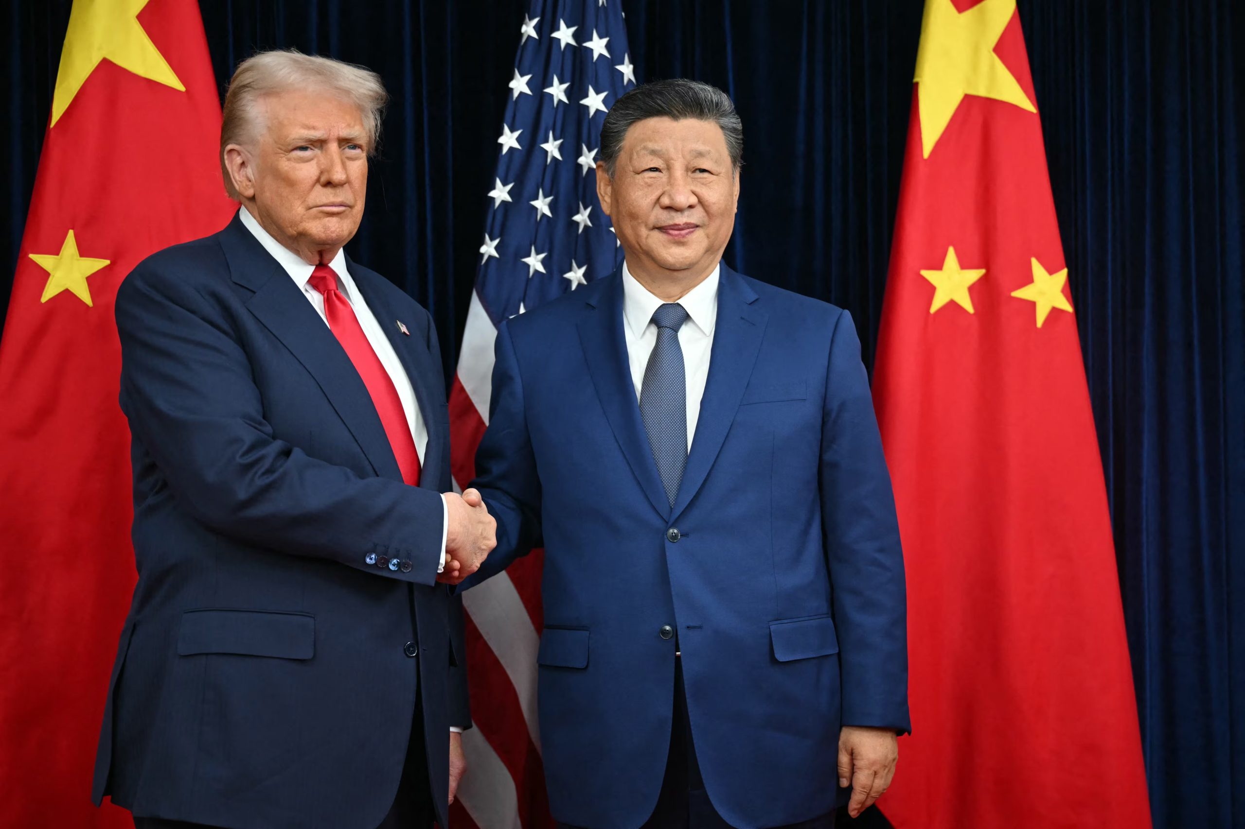 El presidente estadounidense, Donald Trump, y el presidente chino, Xi Jinping, se estrechan la mano a su llegada a la Base Aérea de Gimhae, ubicada junto al Aeropuerto Internacional de Gimhae en Busan, el 30 de octubre de 2025. Donald Trump y el líder chino, Xi Jinping, buscarán una tregua en su encarnizada guerra comercial el 30 de octubre. El presidente estadounidense predice una 