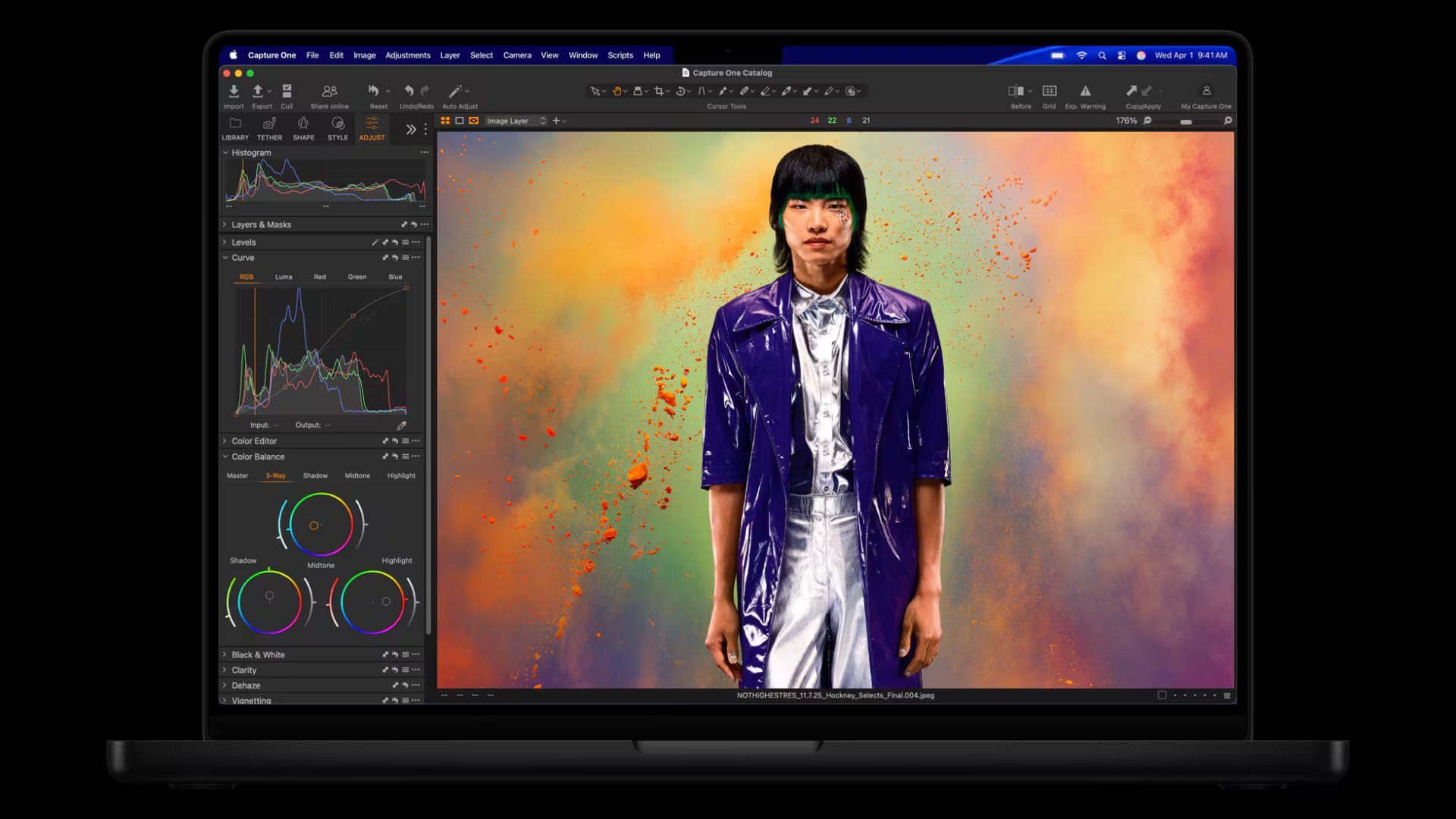El chip M5 Max permite a la MacBook Pro alcanzar hasta 128 GB de memoria unificada y un ancho de banda de 614 GB/s, optimizando flujos de trabajo profesionales. (Apple)