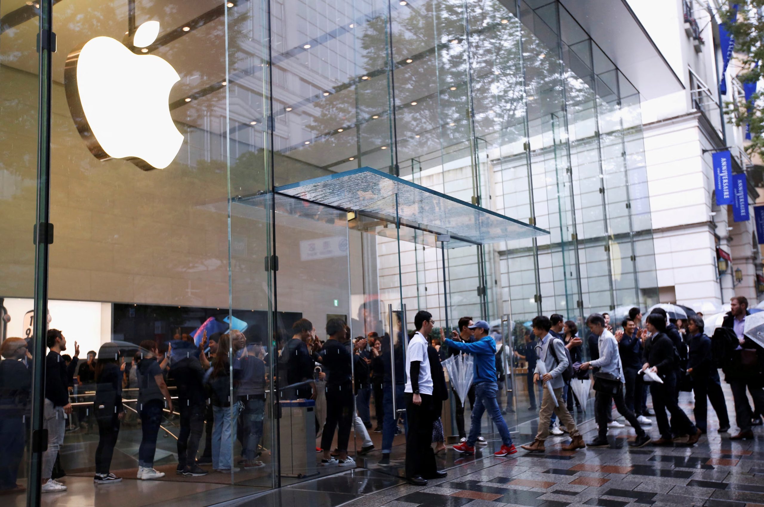 Las tiendas de Apple en Emiratos Árabes Unidos permanecerán cerradas hasta que el gobierno decida revertir la medida preventiva. REUTERS/Issei Kato/File Photo