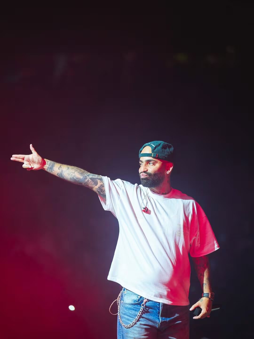 El artista urbano Arcángel se presenta en Lima durante su gira 'La 8va Maravilla World Tour', ofreciendo un espectáculo lleno de energía a sus fans peruanos.