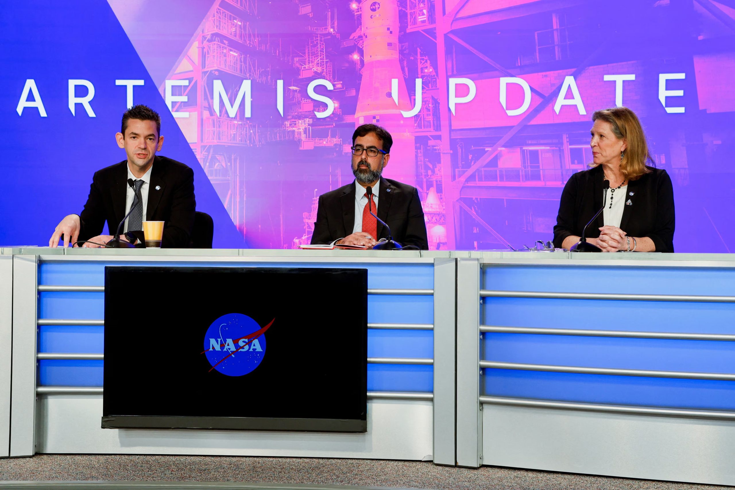 El administrador de la NASA Jared Isaacman, junto a Amit Kshatriya y Lori Glaze, explican los nuevos lineamientos para Artemis (REUTERS/Joe Skipper)