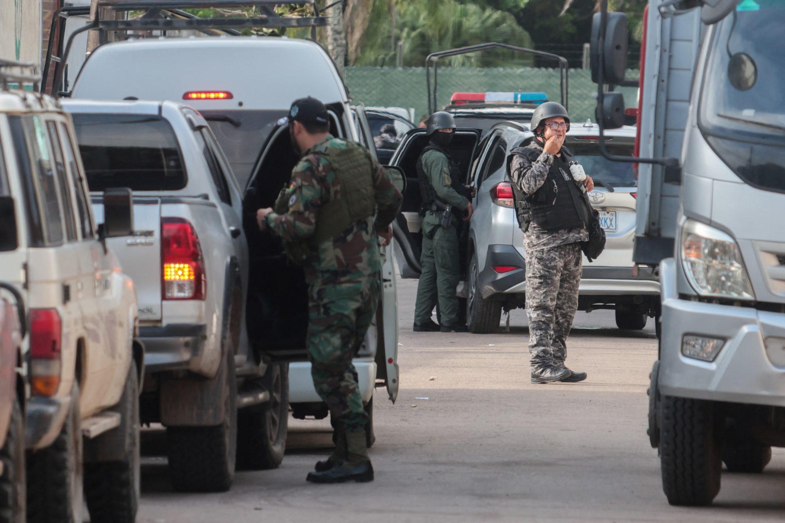 Agentes de la Fuerza Especial de Lucha Contra el Narcotráfico (FELCN) de Bolivia llevan a cabo una operación para detener al narcotraficante uruguayo Sebastián Marset (REUTERS/Ipa Ibáñez)