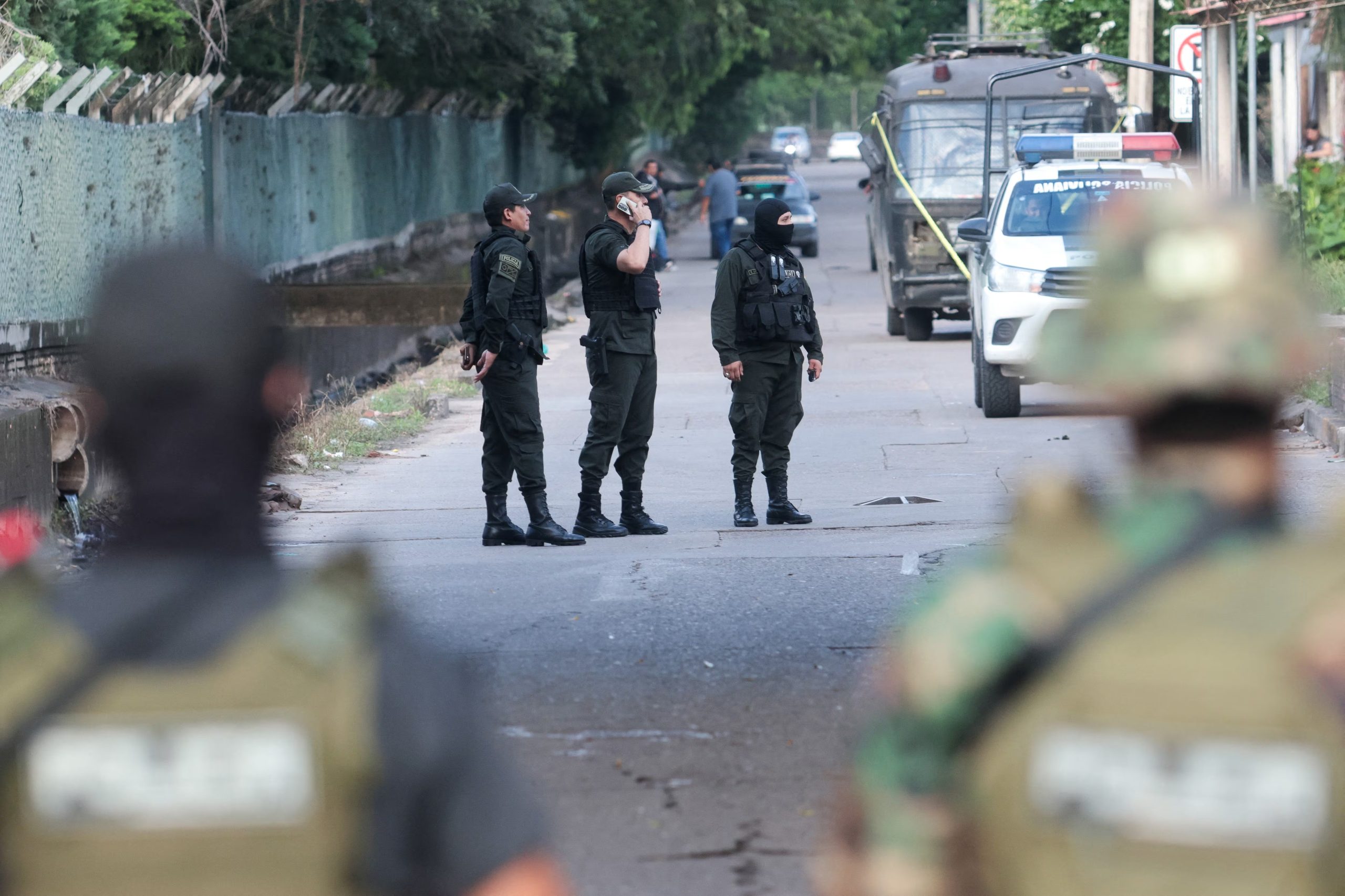 Policías mantienen vigilia en el barrio donde se produjo la captura del narcotraficante Sebastián Marset. Santa Cruz de la Sierra, Bolivia. 13 de marzo de 2026 (REUTERS/Ipa Ibanez)