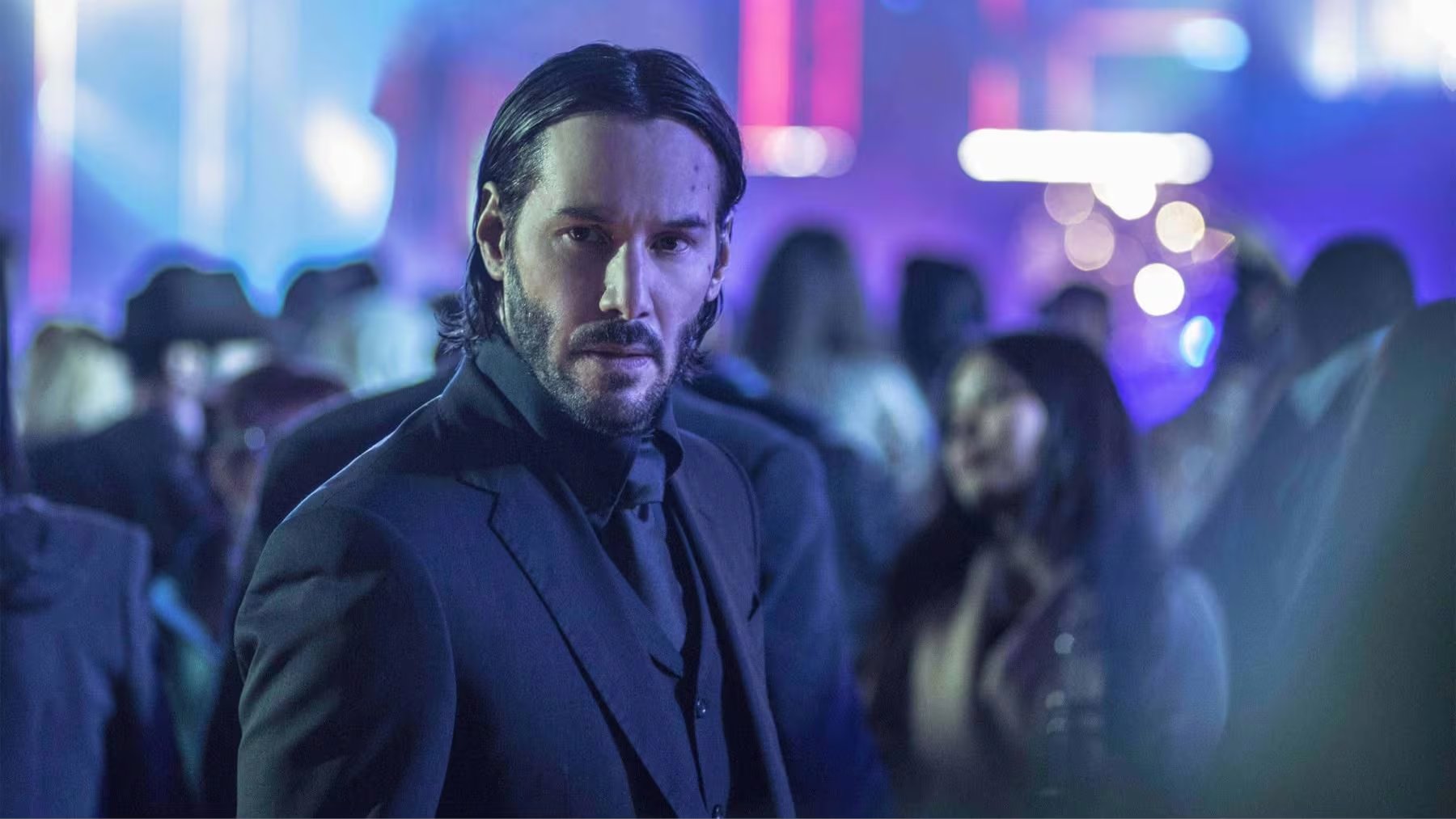 La saga de John Wick marcó un precedente histórico en el cine de acción al rescatar el género del caos visual, eliminando el uso excesivo de cortes de edición y cámaras temblorosas para imponer un estilo de claridad visual y tomas largas - ( 87Eleven, Lionsgate)
