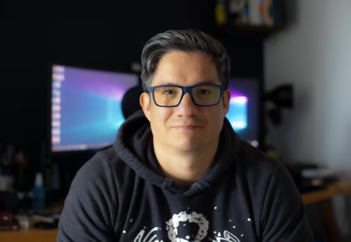 El libro implementa conceptos claves como ROI, CTR y CPA de manera sencilla, optimizando resultados sin necesidad de conocimientos técnicos avanzados.