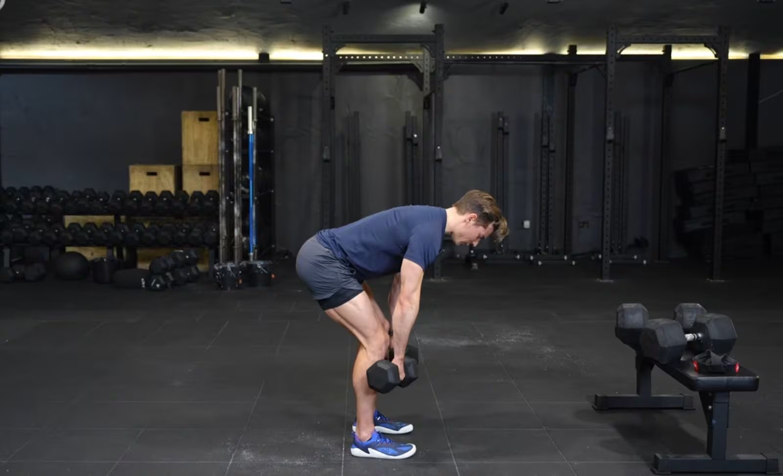 Los intervalos de descanso entre uno y tres minutos aseguran la recuperación adecuada en trabajos de fuerza máxima y volumen muscular (Captura de video: YouTube)