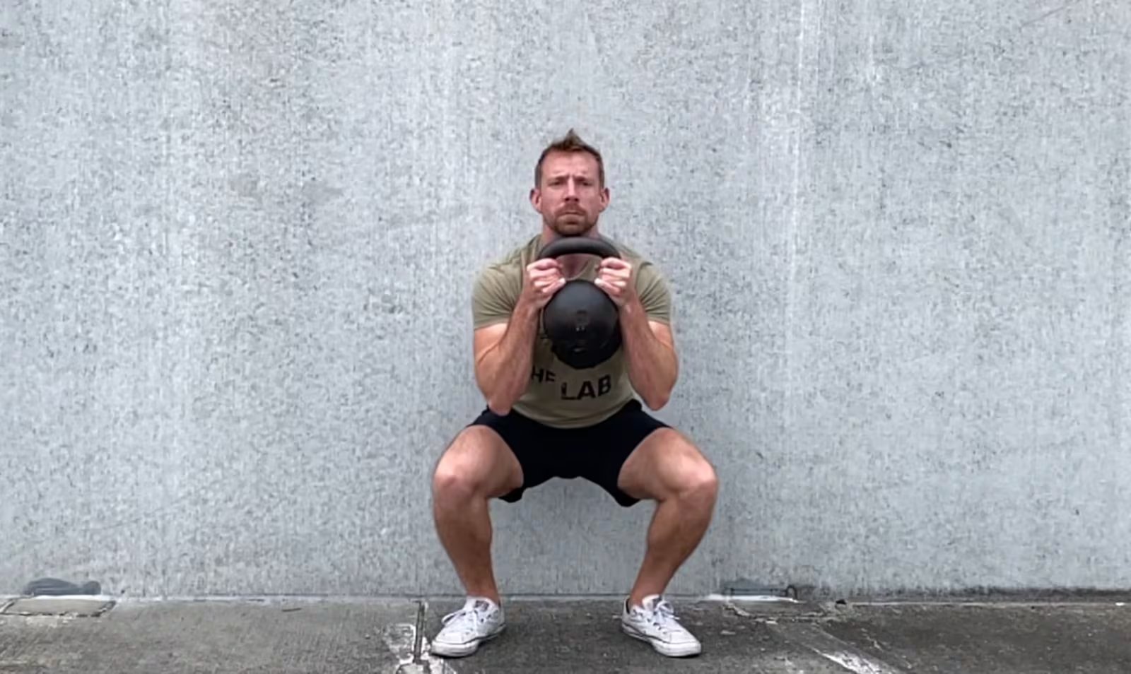 Un calentamiento progresivo y ejercicios complementarios como sentadilla goblet, peso muerto rumano y sentadilla búlgara optimizan la eficacia del método invertido (Captura de video: YouTube)