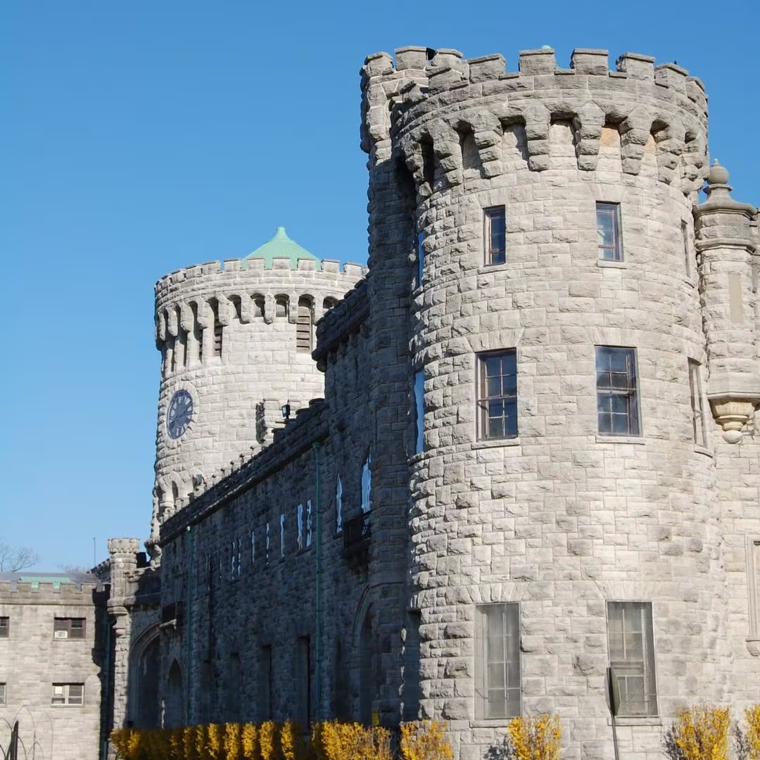 Enclavado dentro de la reserva de Sands Point, el castillo combina la monumentalidad de sus fachadas de piedra. Fuente: Instagram @sandspointpreserve