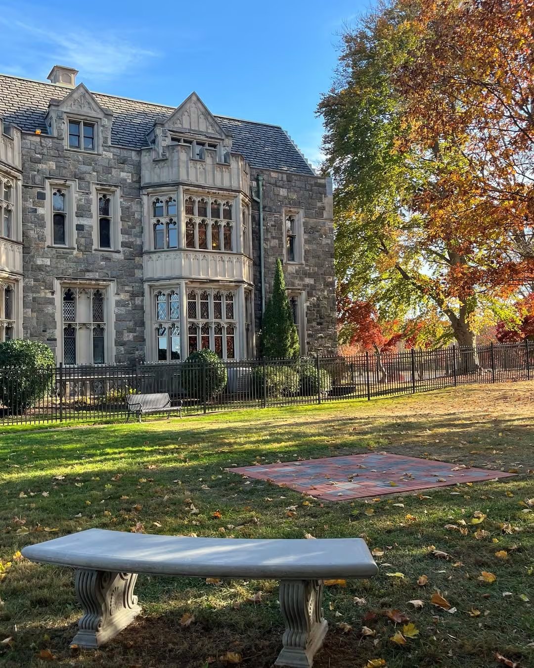 El lugar consigue generar una atmósfera que recuerda a escenarios cinematográficos como «Hogwarts», alcanzando su punto máximo en el Gran Salón. Fuente: Instagram @
sandspointpreserve