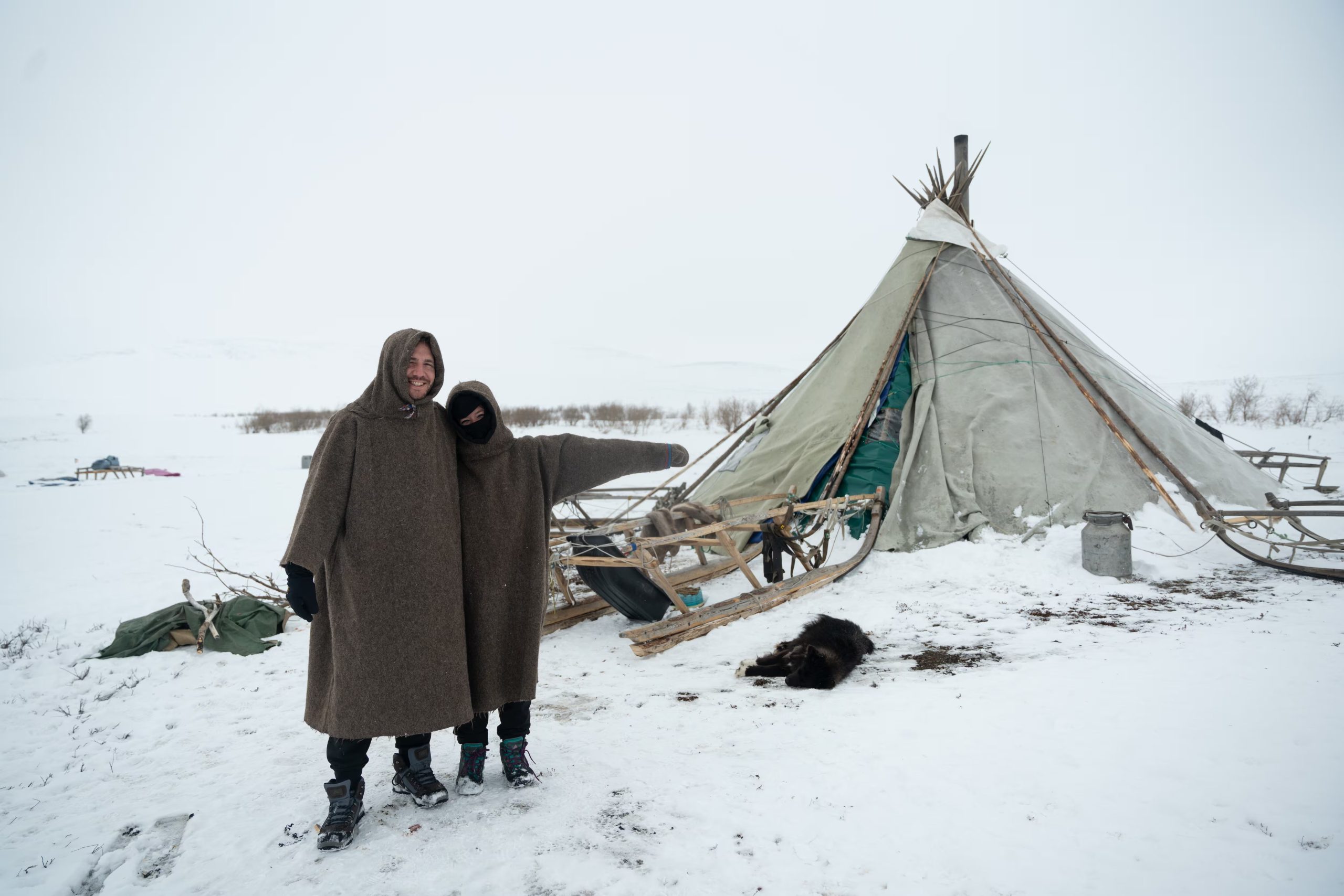 Sofía y su pareja con los nenets en Siberia (@sofimprado).