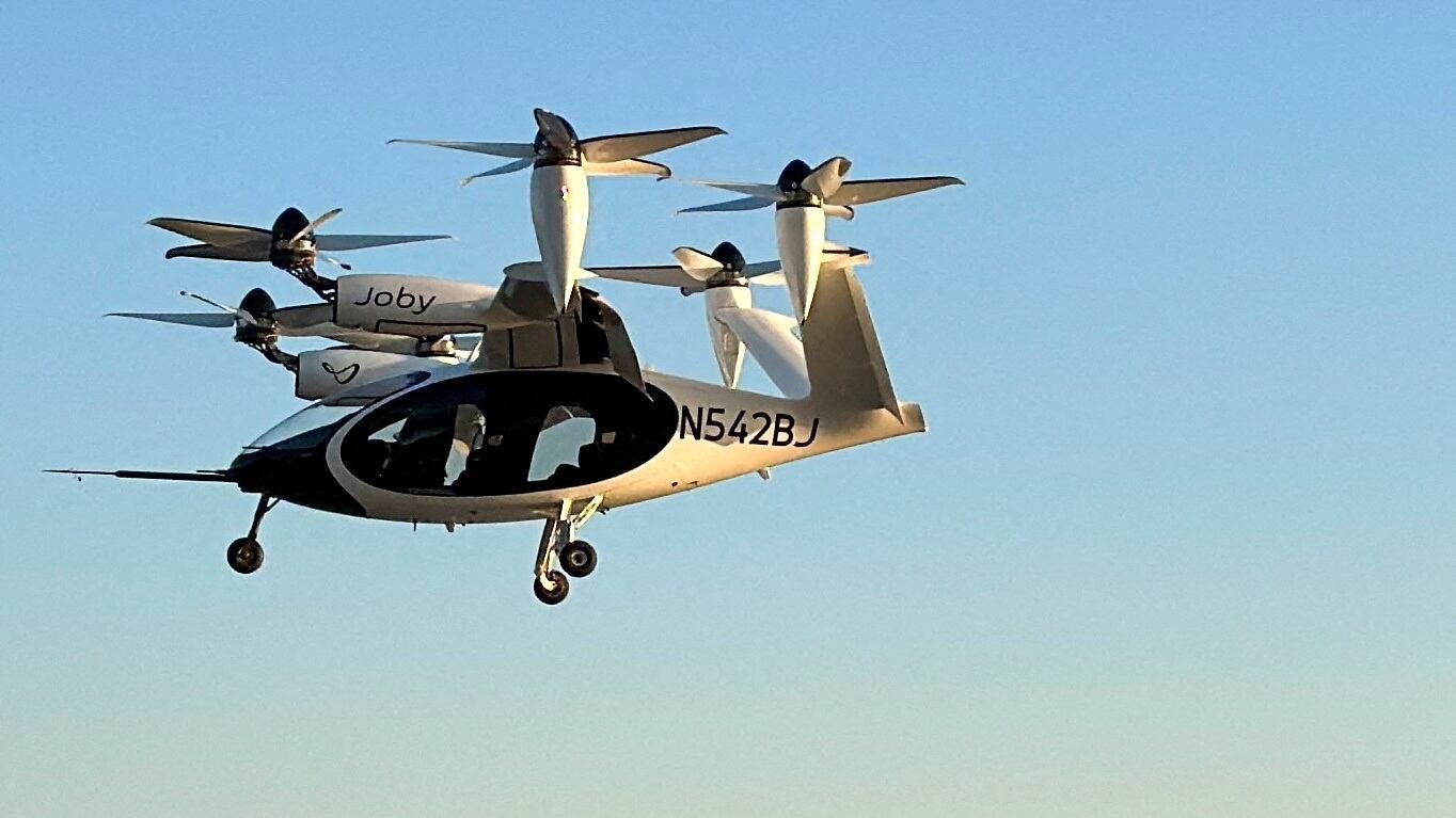 Compañías como Joby Aviation y Archer Aviation planean operar rutas de taxis aéreos eléctricos en áreas urbanas estratégicas desde el verano de 2026. (REUTERS/Roselle Chen/File Photo)