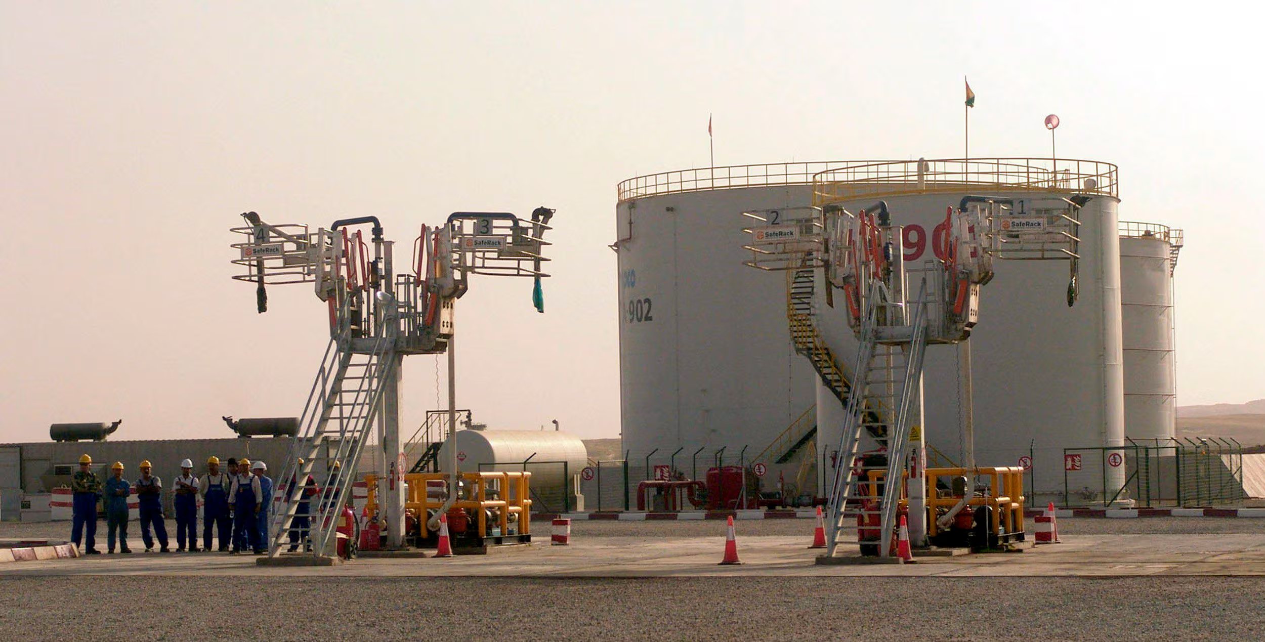 El precio del barril de crudo Brent negociado a través del océano Atlántico ronda ahora los 100 dólares, frente a los 70 dólares de hace un mes (EFE)