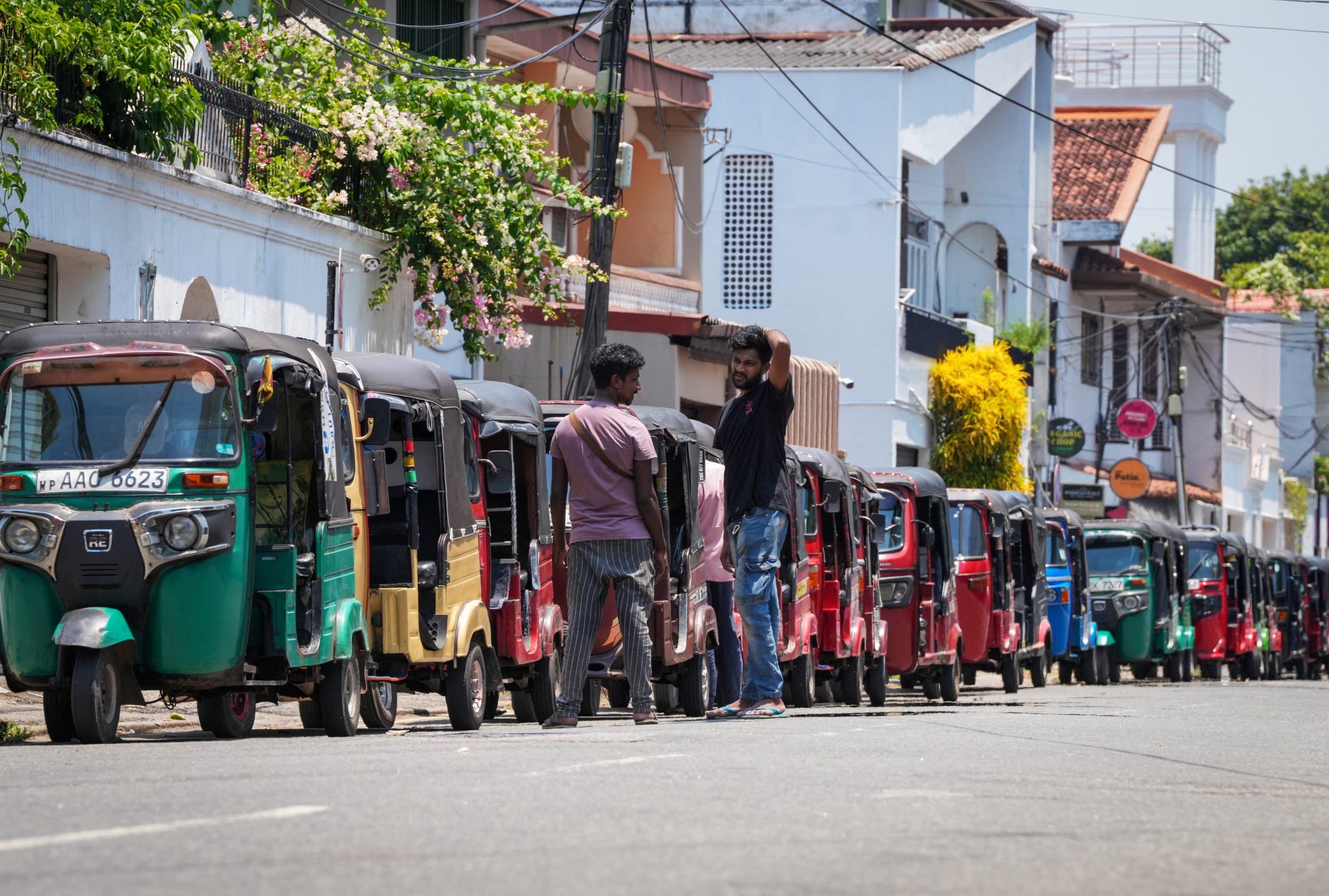 Varias personas esperan junto a sus autorickshaws en una cola para repostar en una gasolinera, debido a la preocupación por el suministro de combustible en medio del conflicto entre Estados Unidos, Israel e Irán, en Colombo (Sri Lanka) (REUTERS/Thilina Kaluthotage)