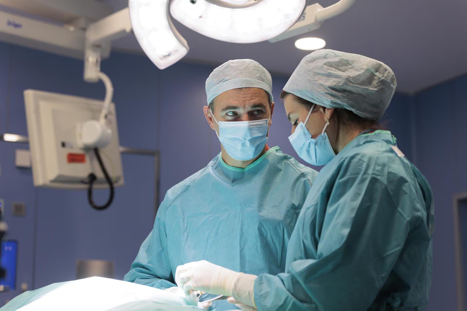 La Asociación Médica Estadounidense ajusta su postura sobre cirugías de afirmación de género en menores y recomienda postergar estos procedimientos hasta la adultez