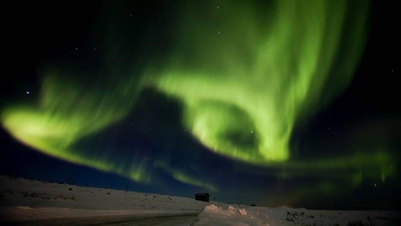 La NOAA y expertos en clima espacial identifican Alaska, Dakota del Norte, Minnesota, Montana, Maine, Michigan y Wisconsin como los mejores puntos de observación de auroras boreales en EE.UU. (Reuters)