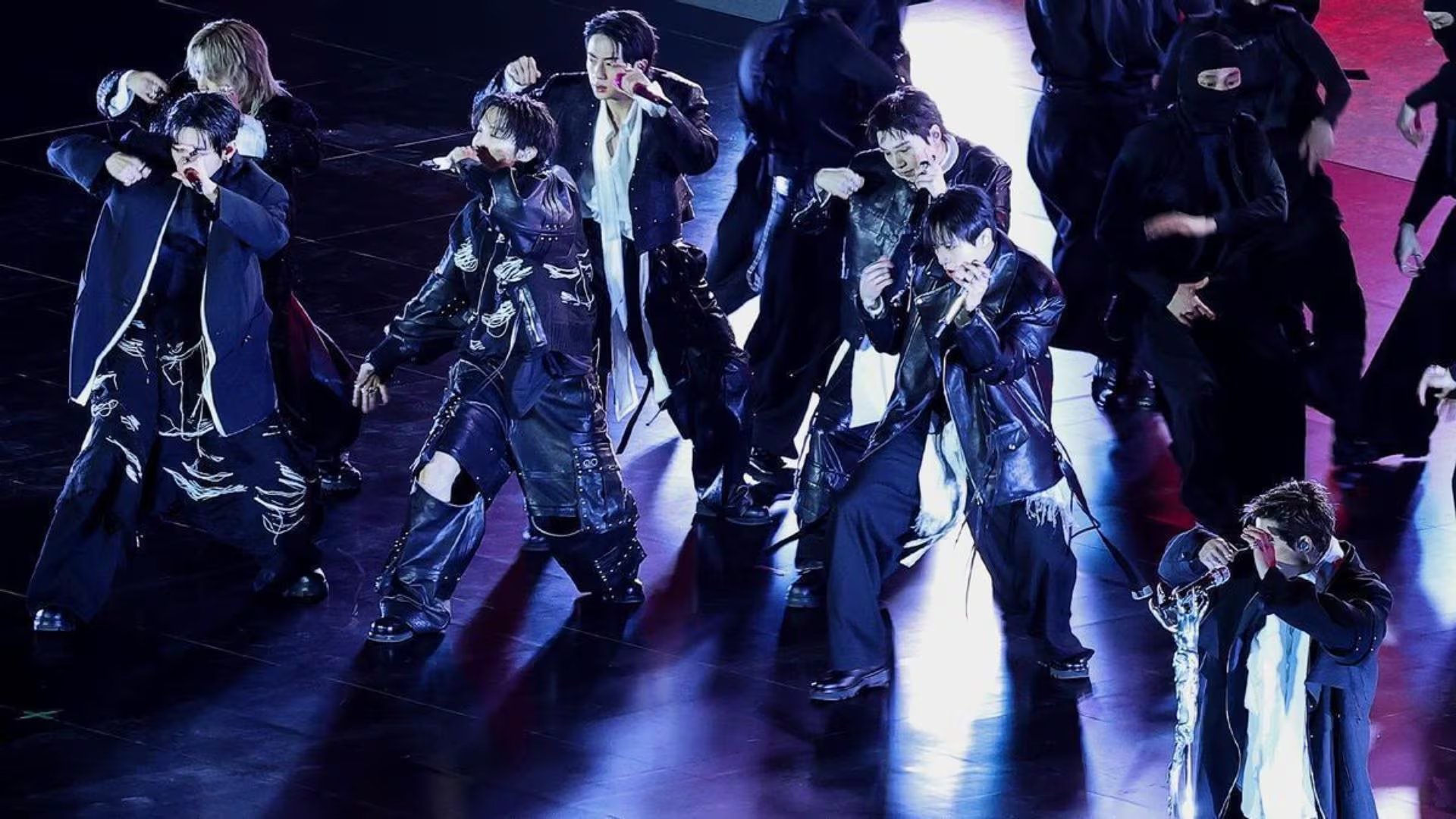 Los miembros de BTS ofrecen una poderosa actuación durante su concierto en Seúl, cautivando a la audiencia con su energía y vestuario distintivo en un escenario vibrante. (EFE)