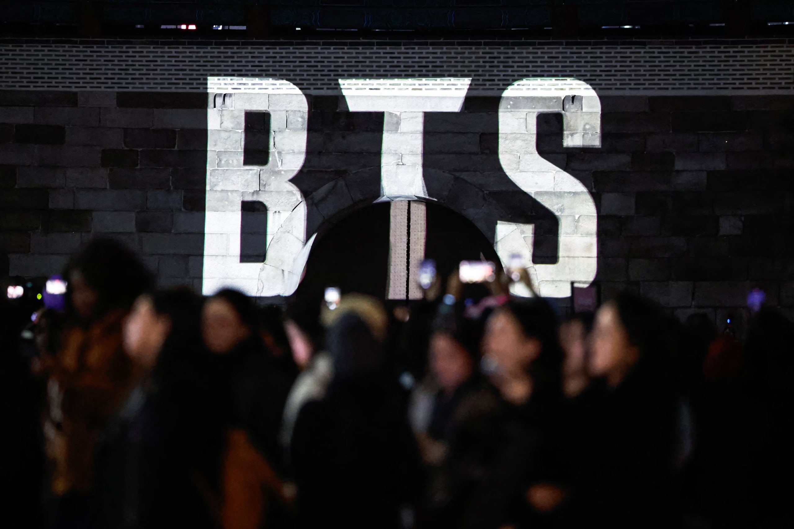 La canción 'SWIM' de BTS resalta la evolución personal y colectiva del grupo, con un mensaje de resiliencia y madurez para sus seguidores - REUTERS/Kim Soo-hyeon