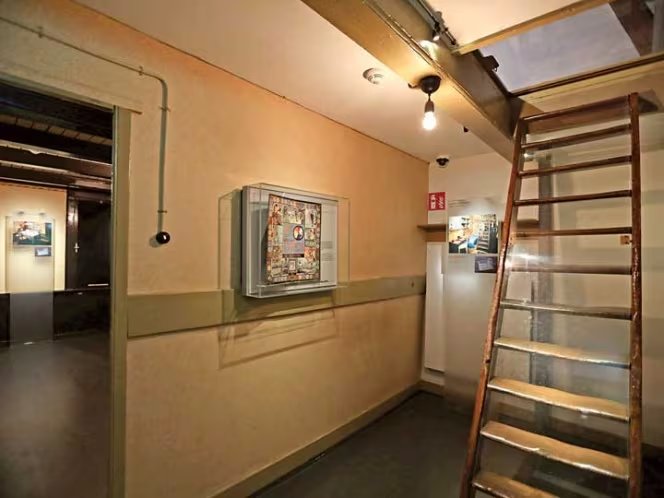 Las restricciones nazis llevaron a las familias judías, como los Frank, a depender de radios clandestinas para disfrutar de la música y recibir noticias externas