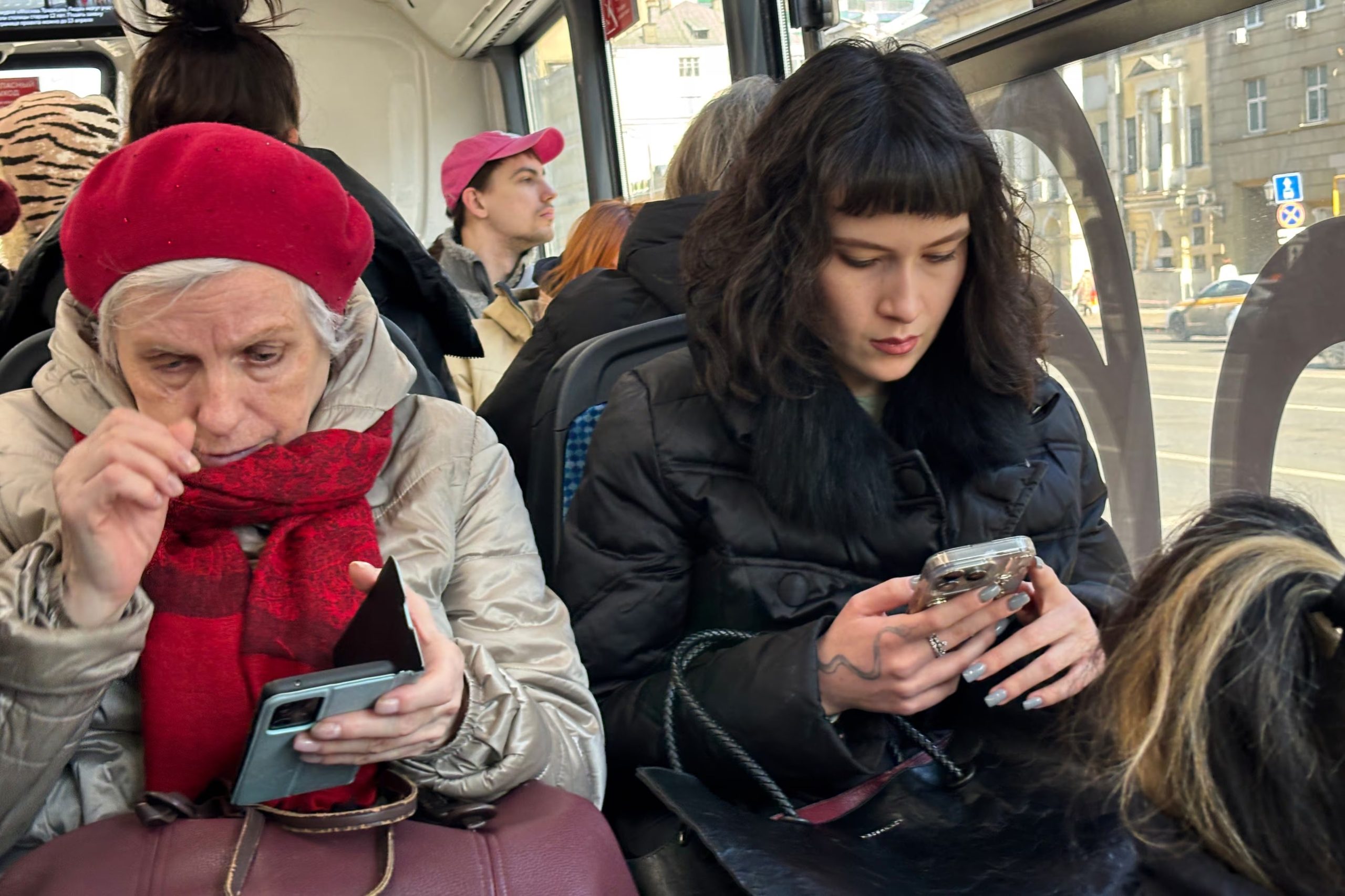 ARCHIVO - Dos mujeres consultan sus celulares durante un viaje en bus en Moscú, el 11 de marzo de 2026
(AP Foto/Alexander Zemlianichenko, archivo)