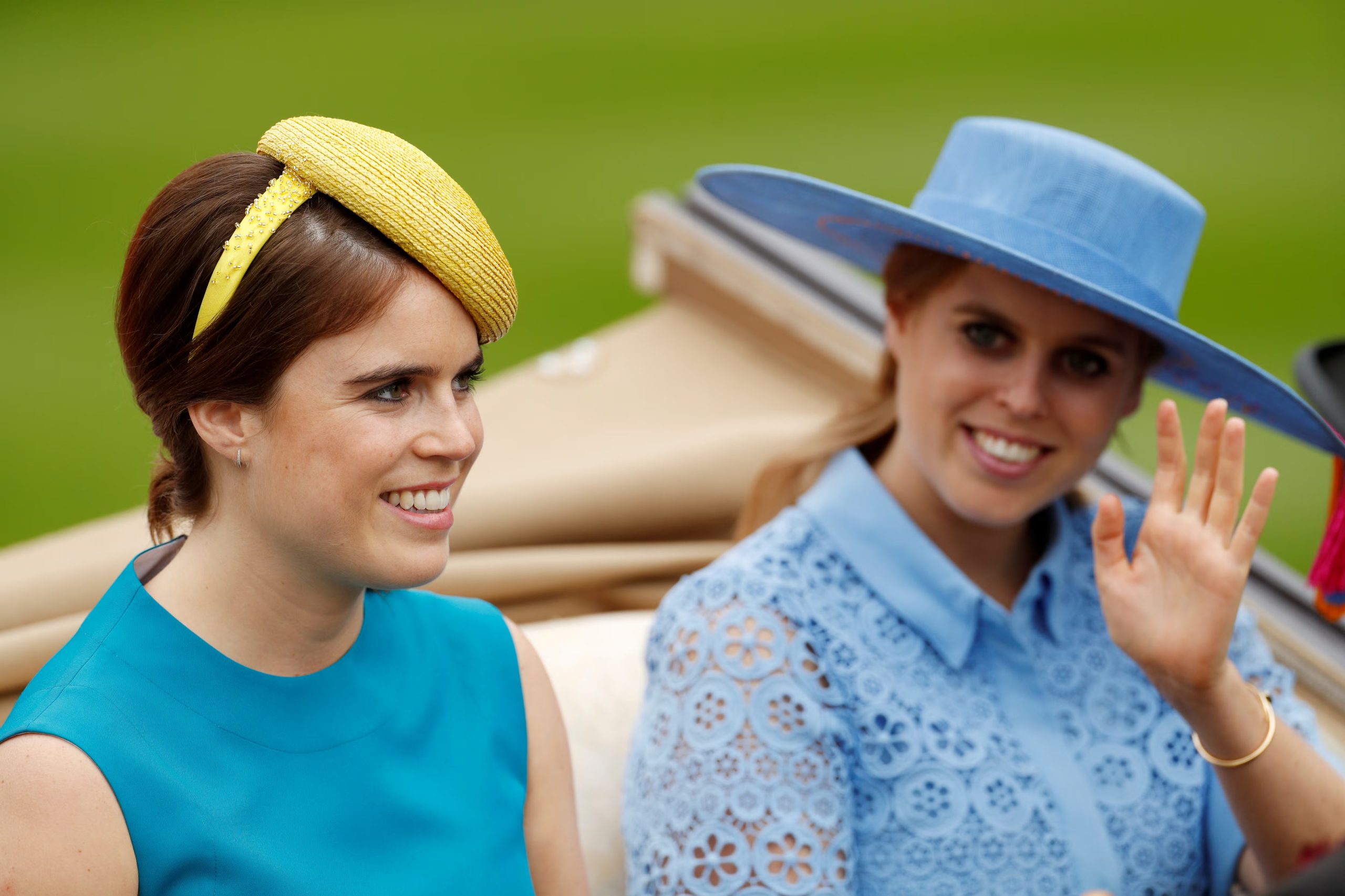 Las princesas Beatriz y Eugenia en Ascot en el año 2019. (RC127657BD20/File Photo)