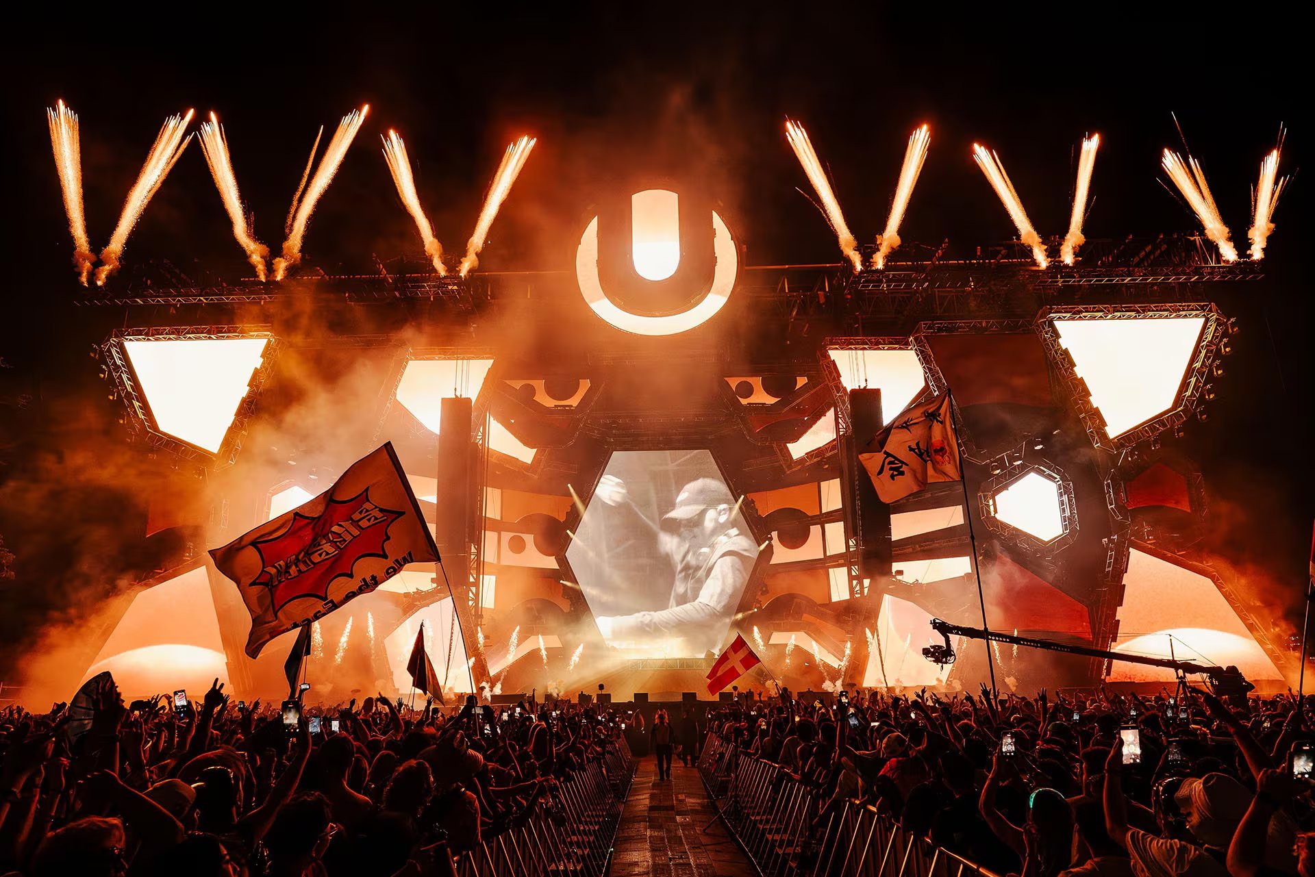 La multitud vibra al ritmo de Bizarrap en el Ultra Music Festival de Miami (Dale Play)